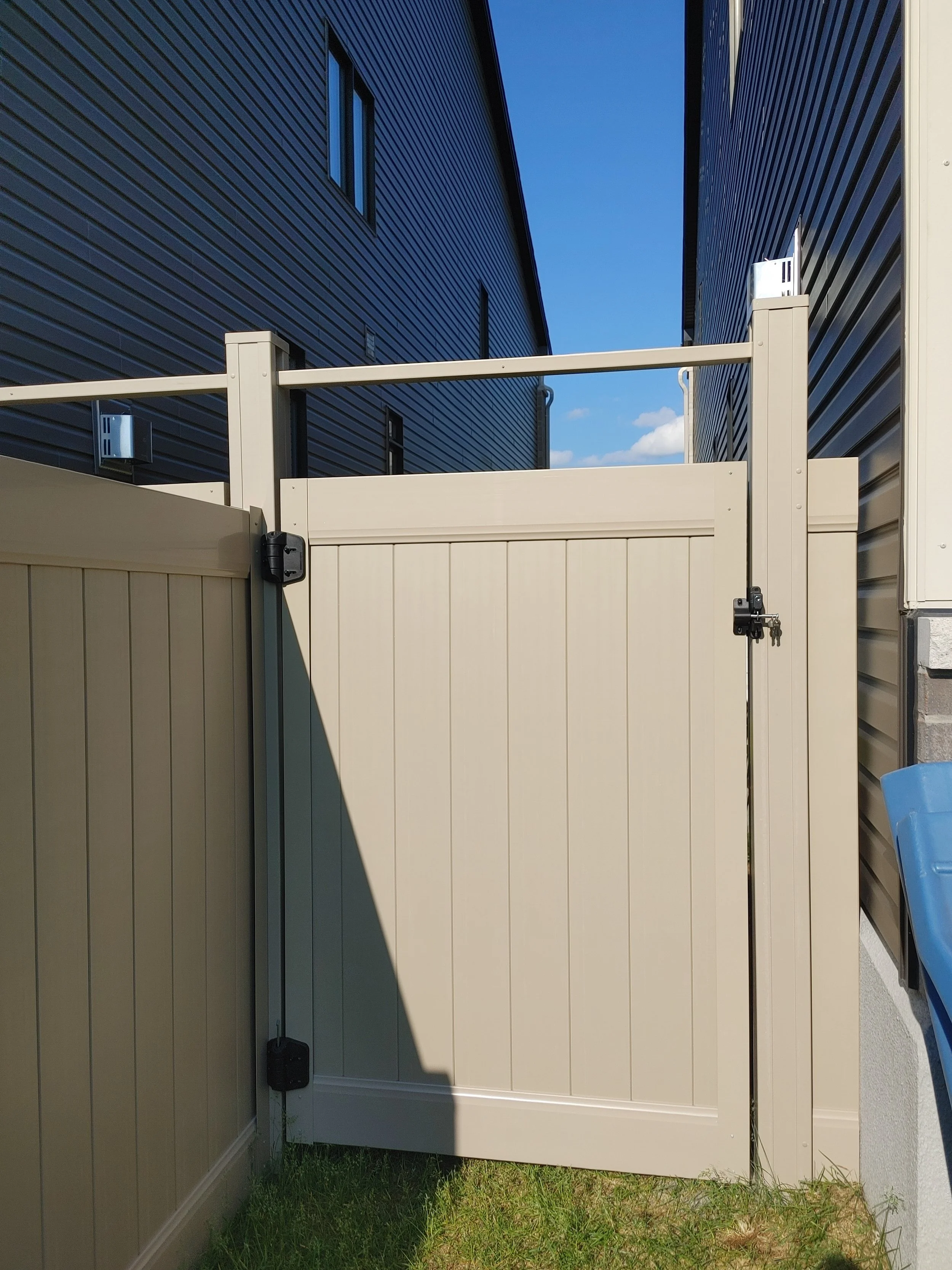 Adobe PVC Fence in Manotick, 2025. StandArt Fence 