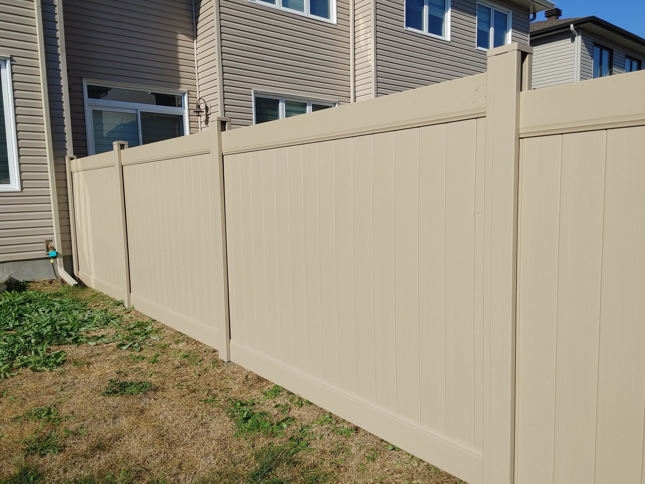 Adobe PVC Fence in Barrhaven, 2025. StandArt Fence