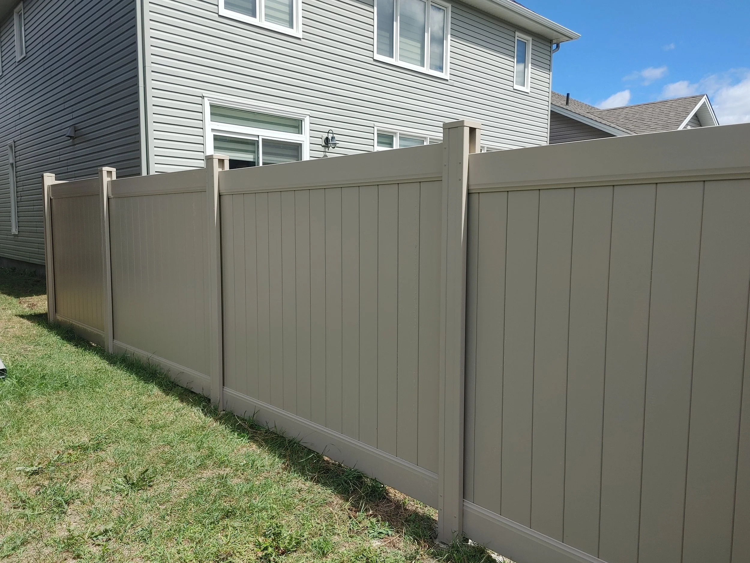 Adobe PVC Fence in Barrhaven, 2025. StandArt Fence 