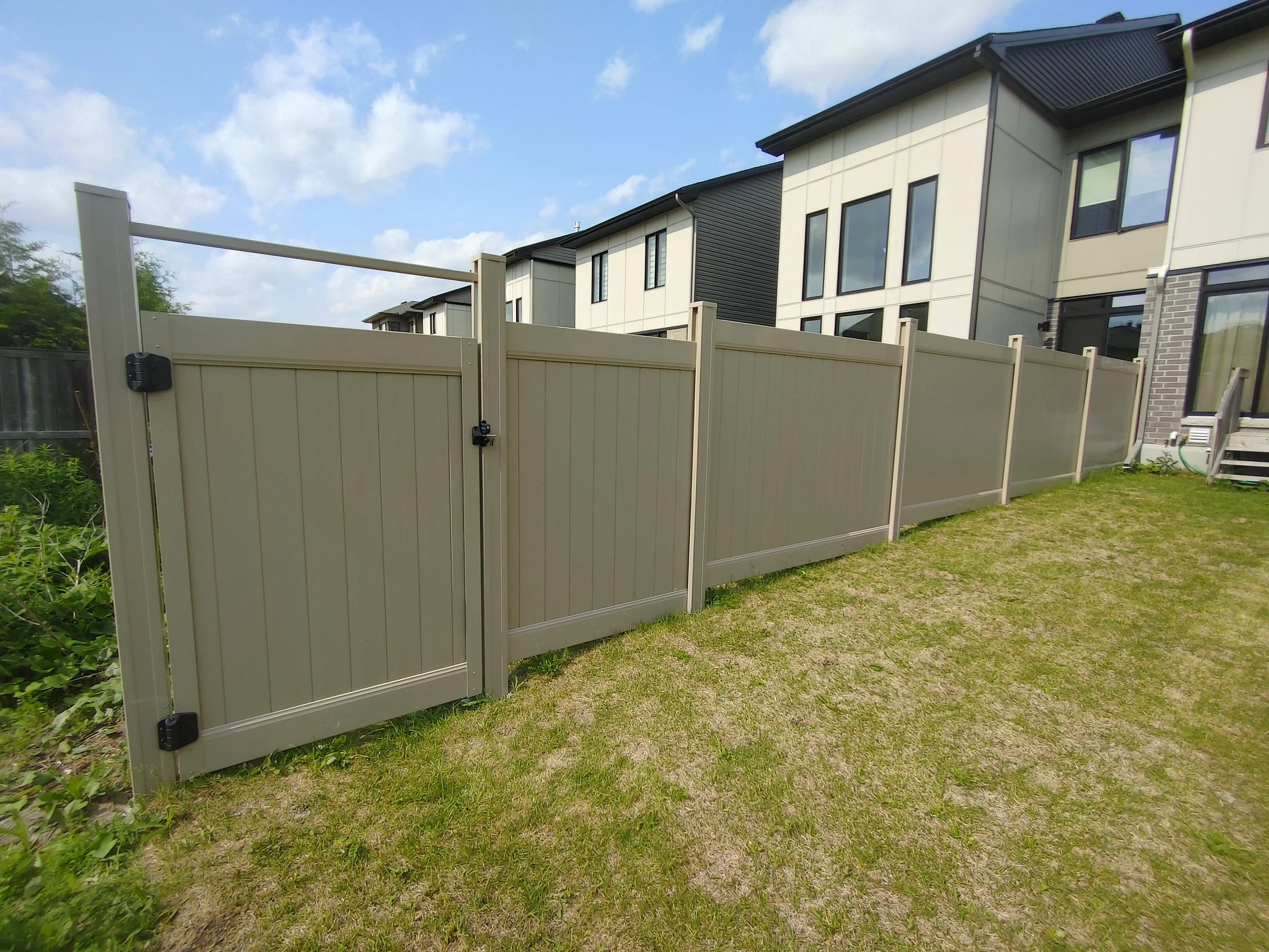 Adobe PVC Fence in Manotick, 2025. StandArt Fence 