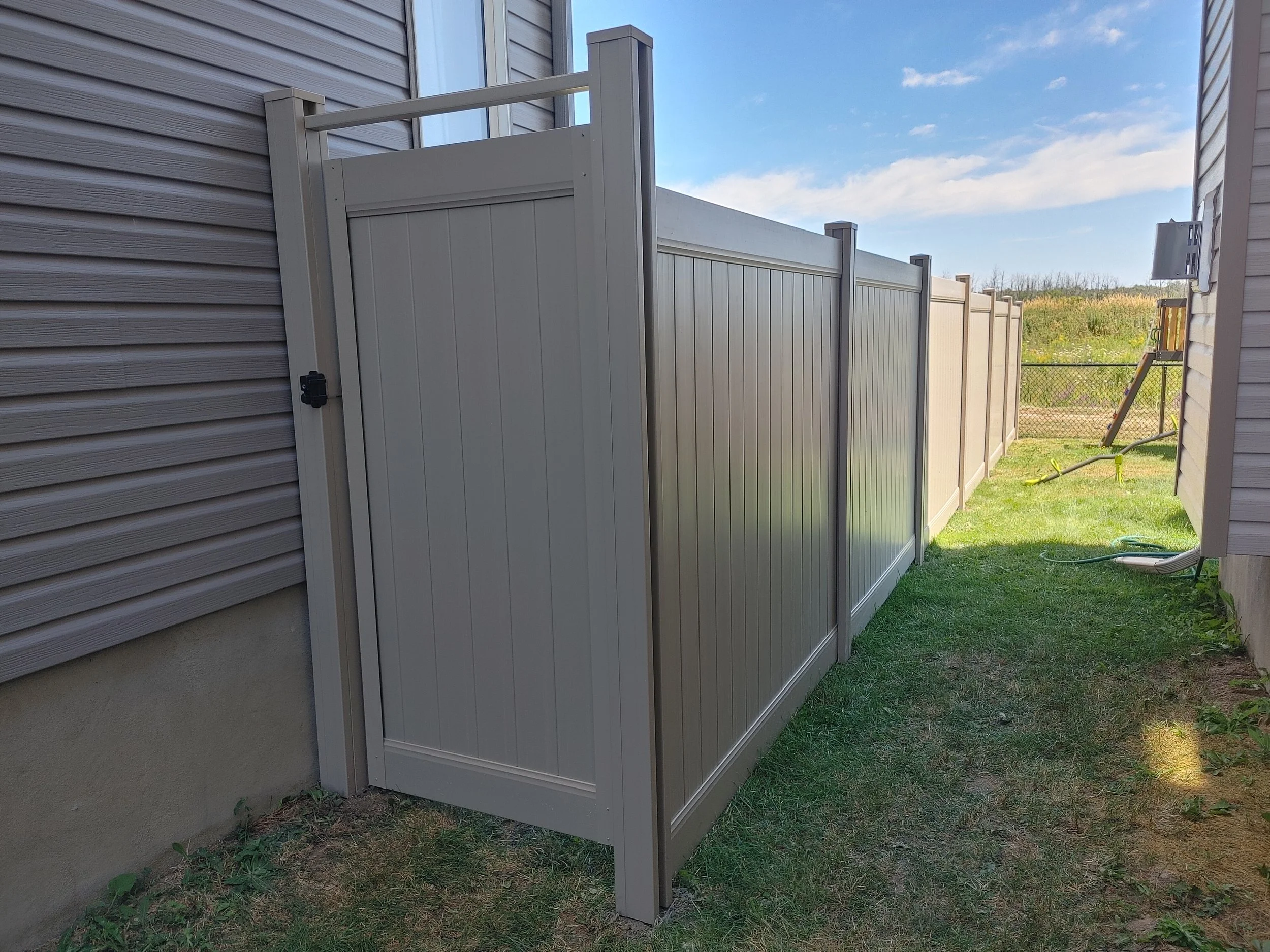 Adobe PVC Fence in Carleton Place, 2025. StandArt Fence 