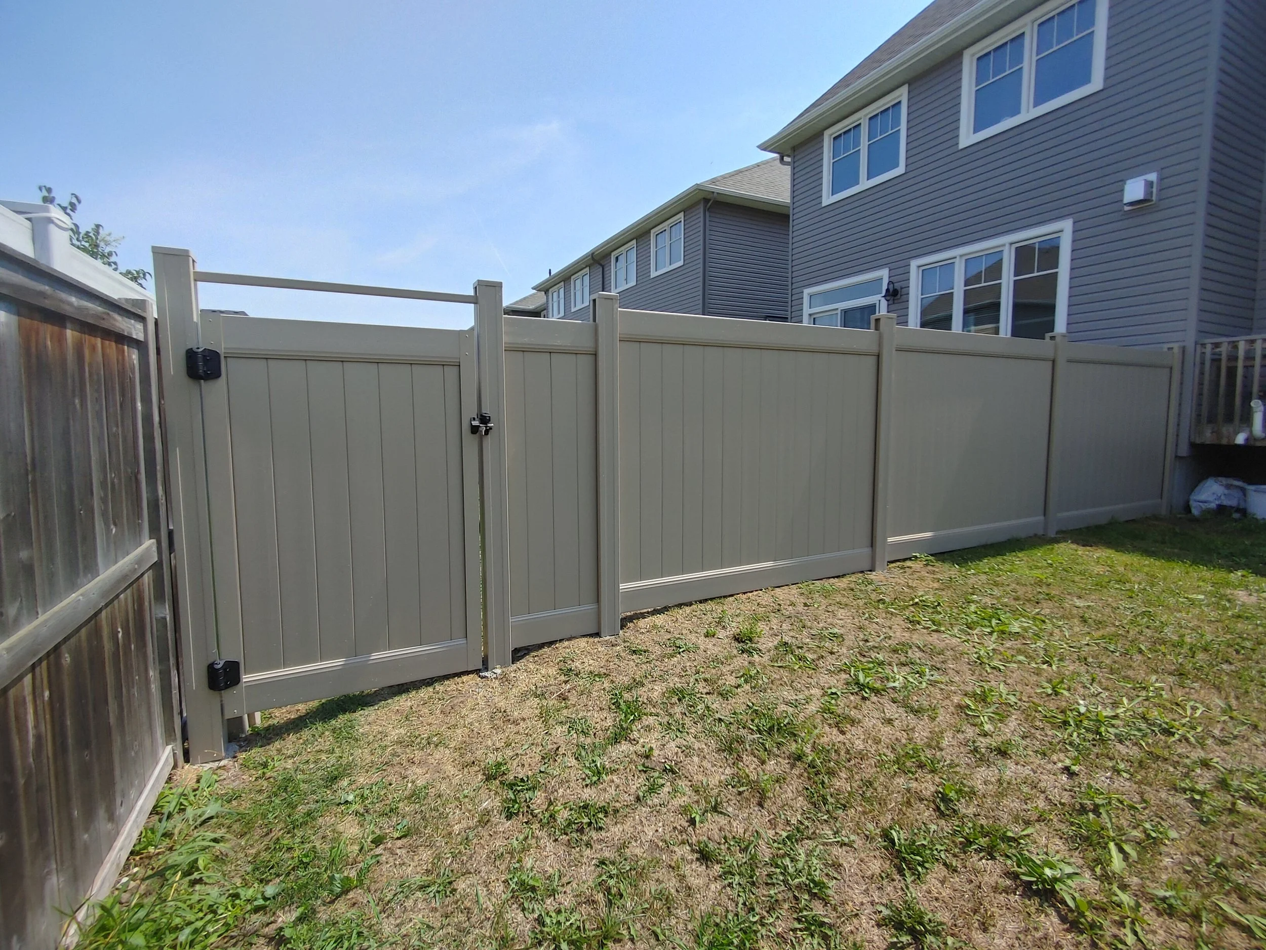Adobe PVC Fence in Findlay Creek, 2025. StandArt Fence 