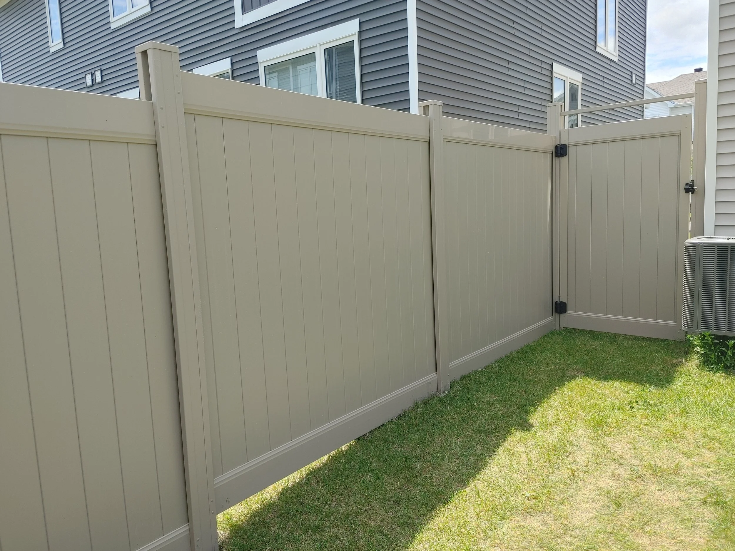Adobe PVC Fence in Barrhaven, 2025. StandArt Fence 