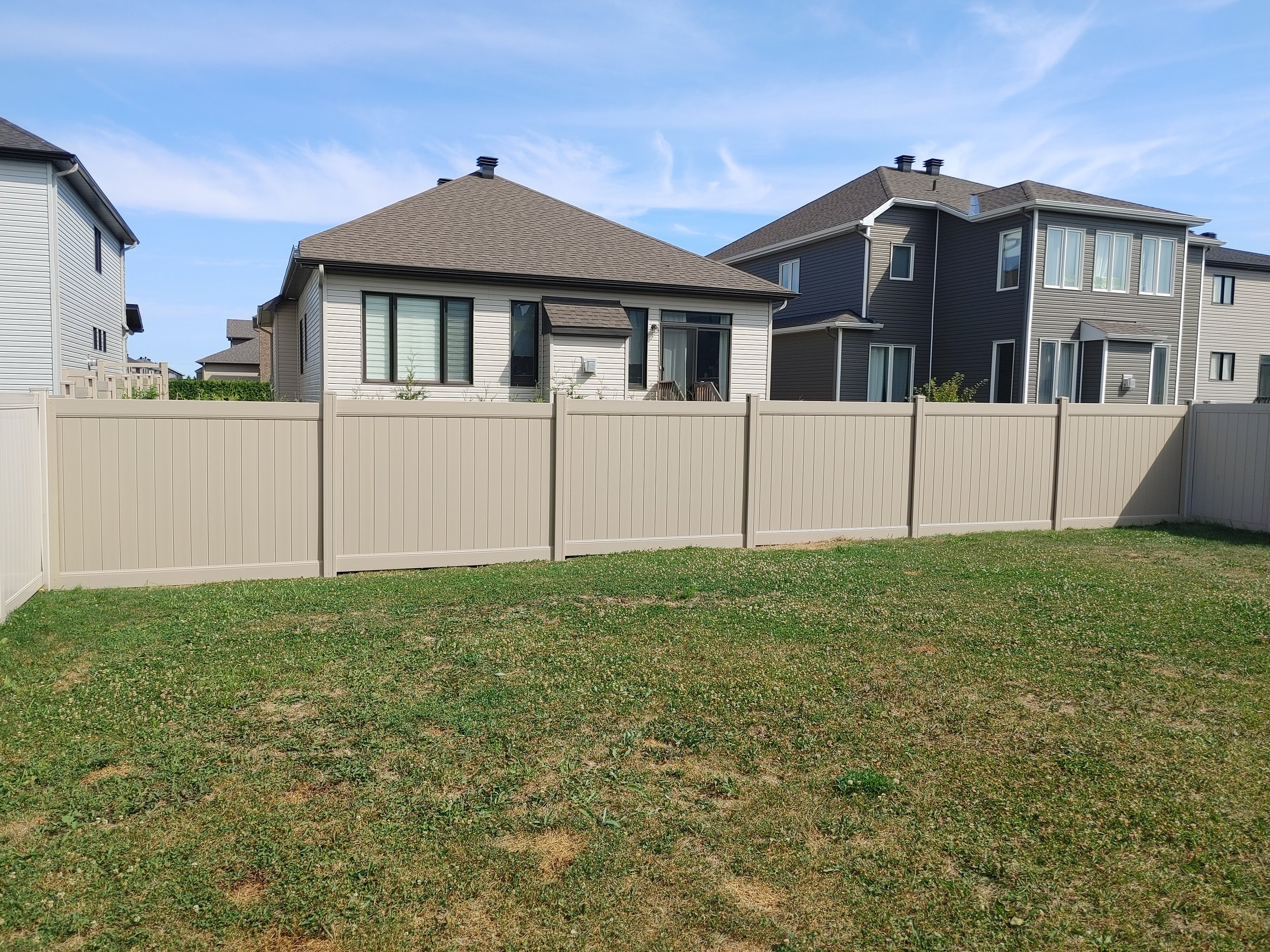 Adobe PVC Fence in Embrun, 2025. StandArt Fence 