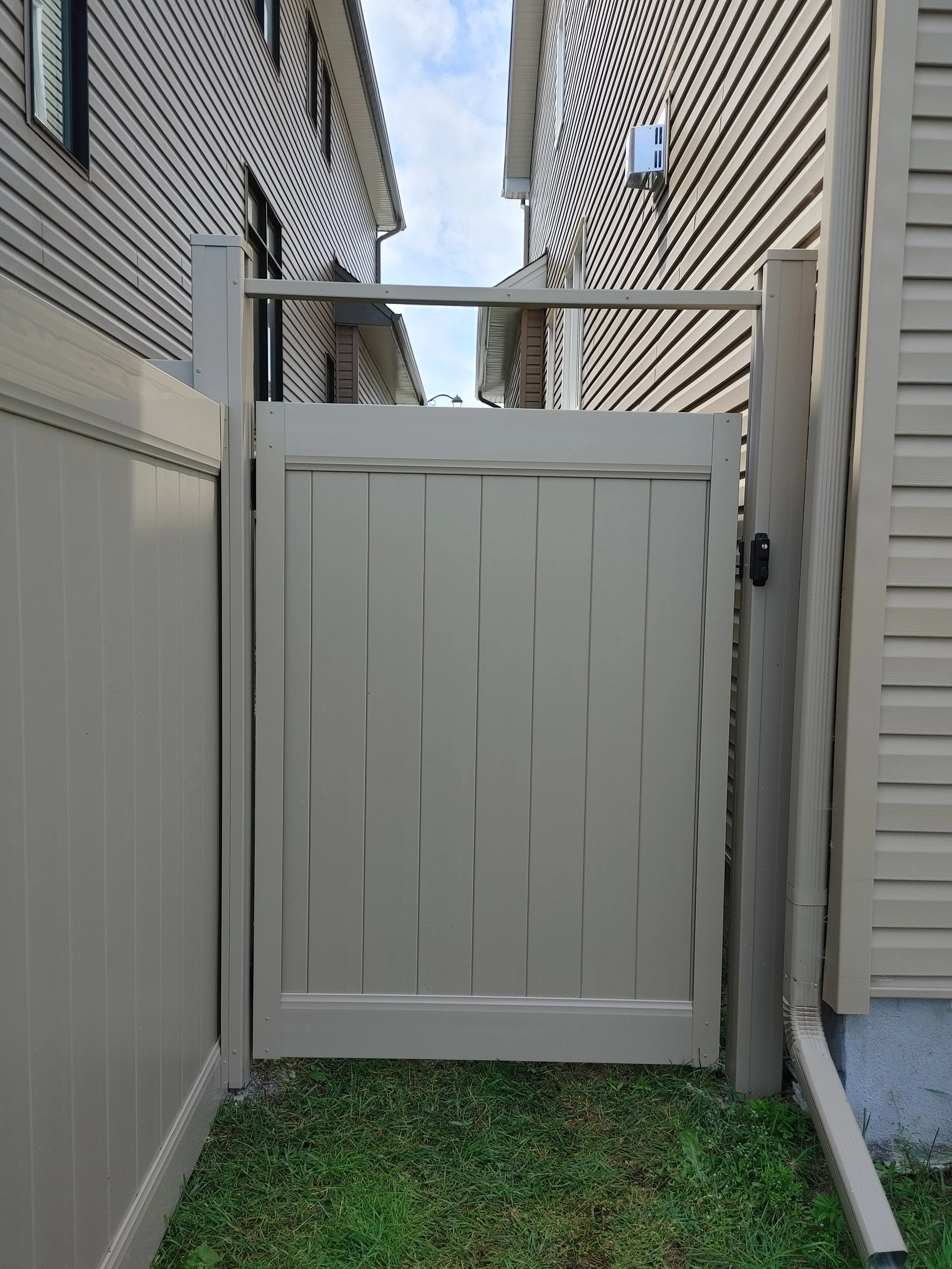 Adobe PVC Fence in Barrhaven, 2025. StandArt Fence 