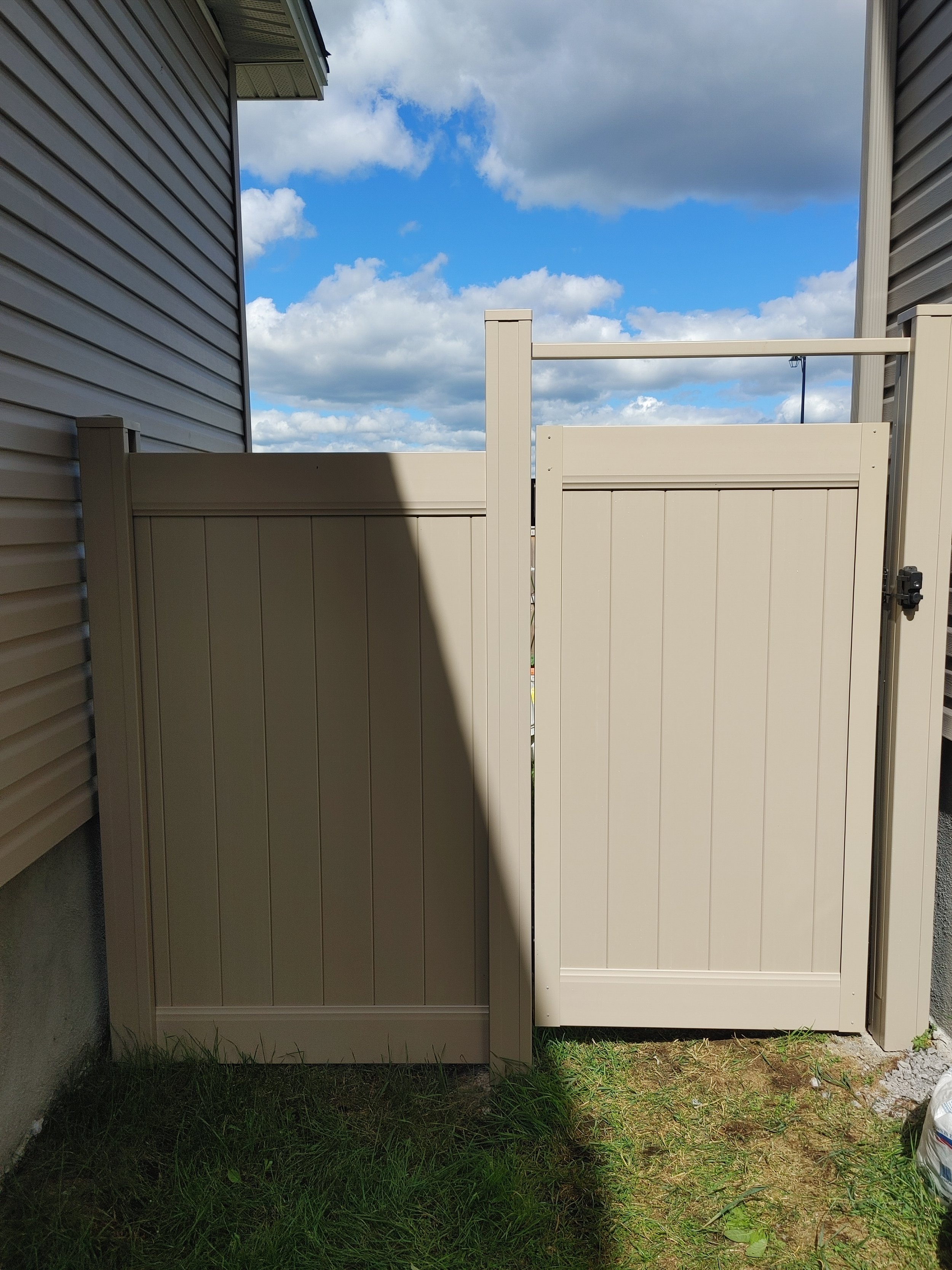 Adobe PVC Fence in Barrhaven, 2025. StandArt Fence 