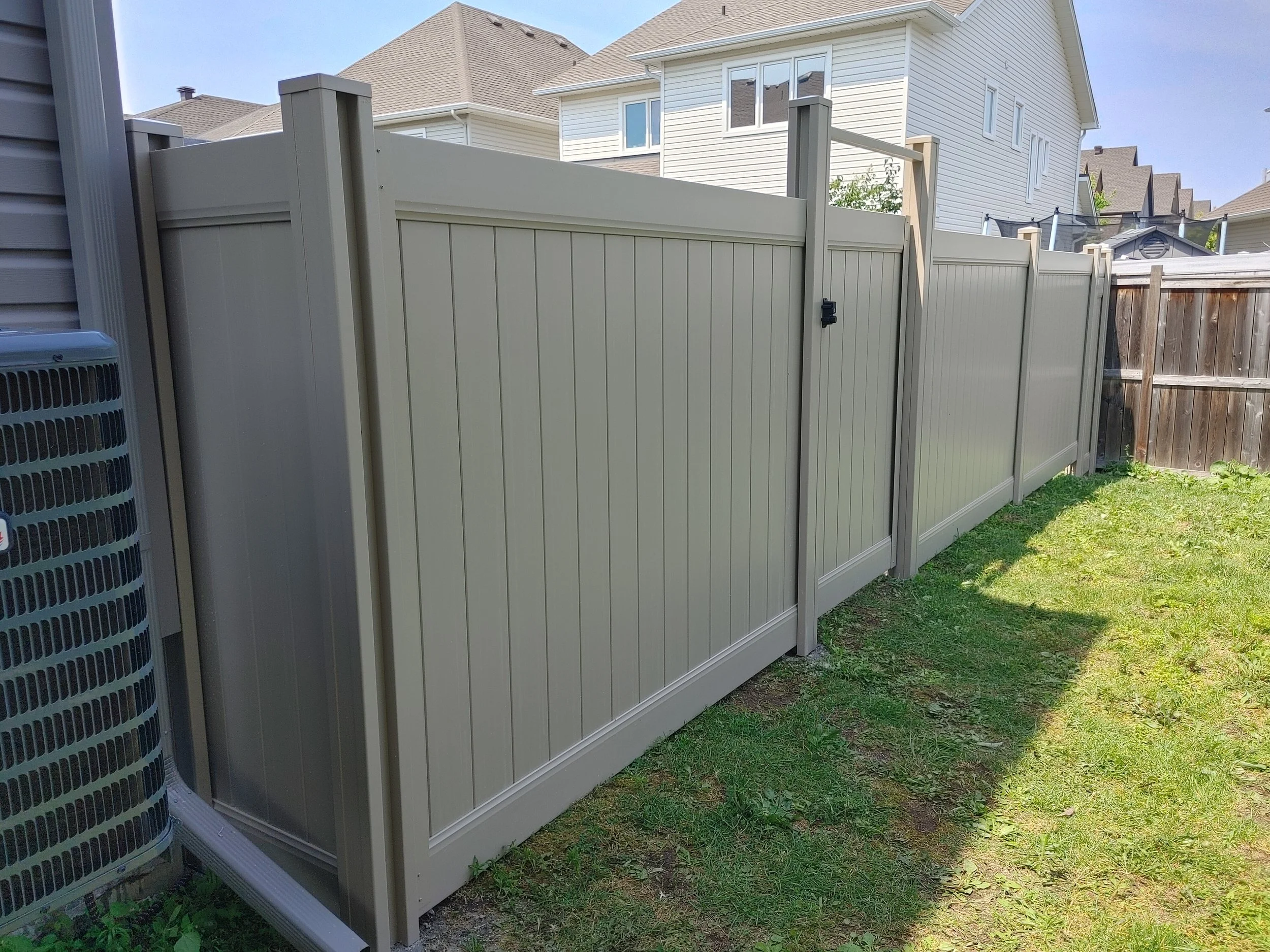 Adobe PVC Fence in Findlay Creek, 2025. StandArt Fence 