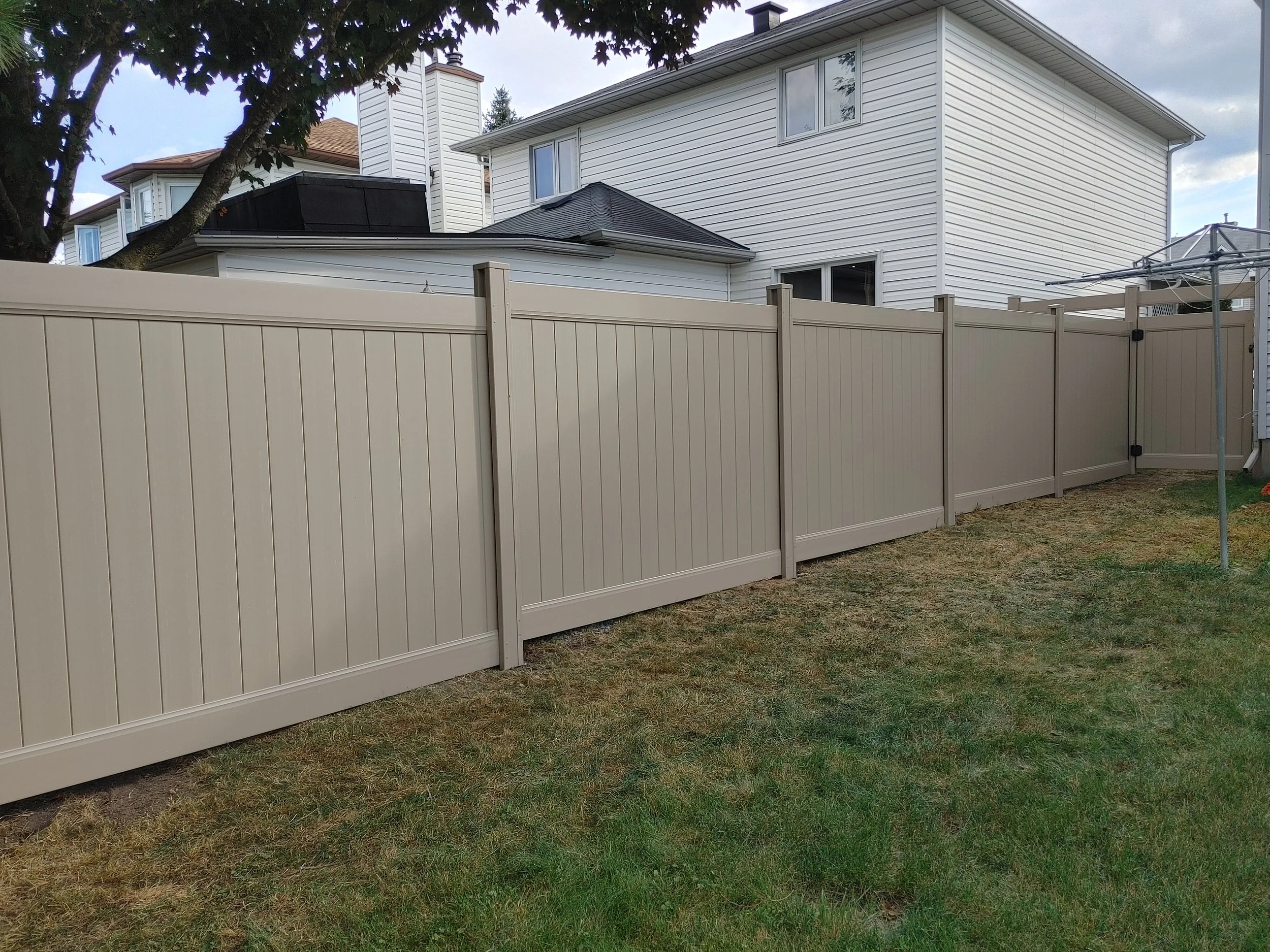 Adobe PVC Fence in Barrhaven, 2025. StandArt Fence 