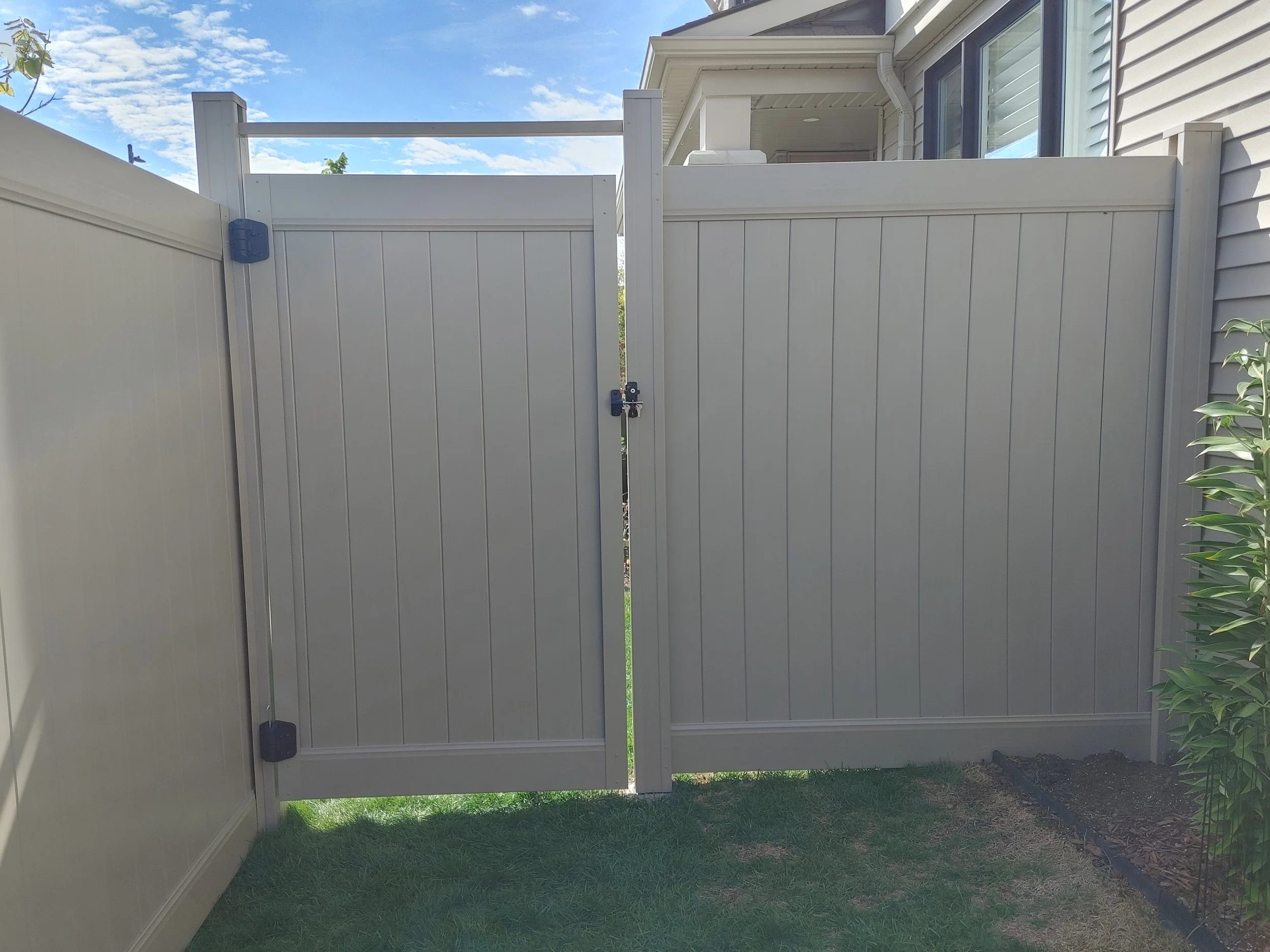 Adobe PVC Fence in Stittsville, 2025. StandArt Fence