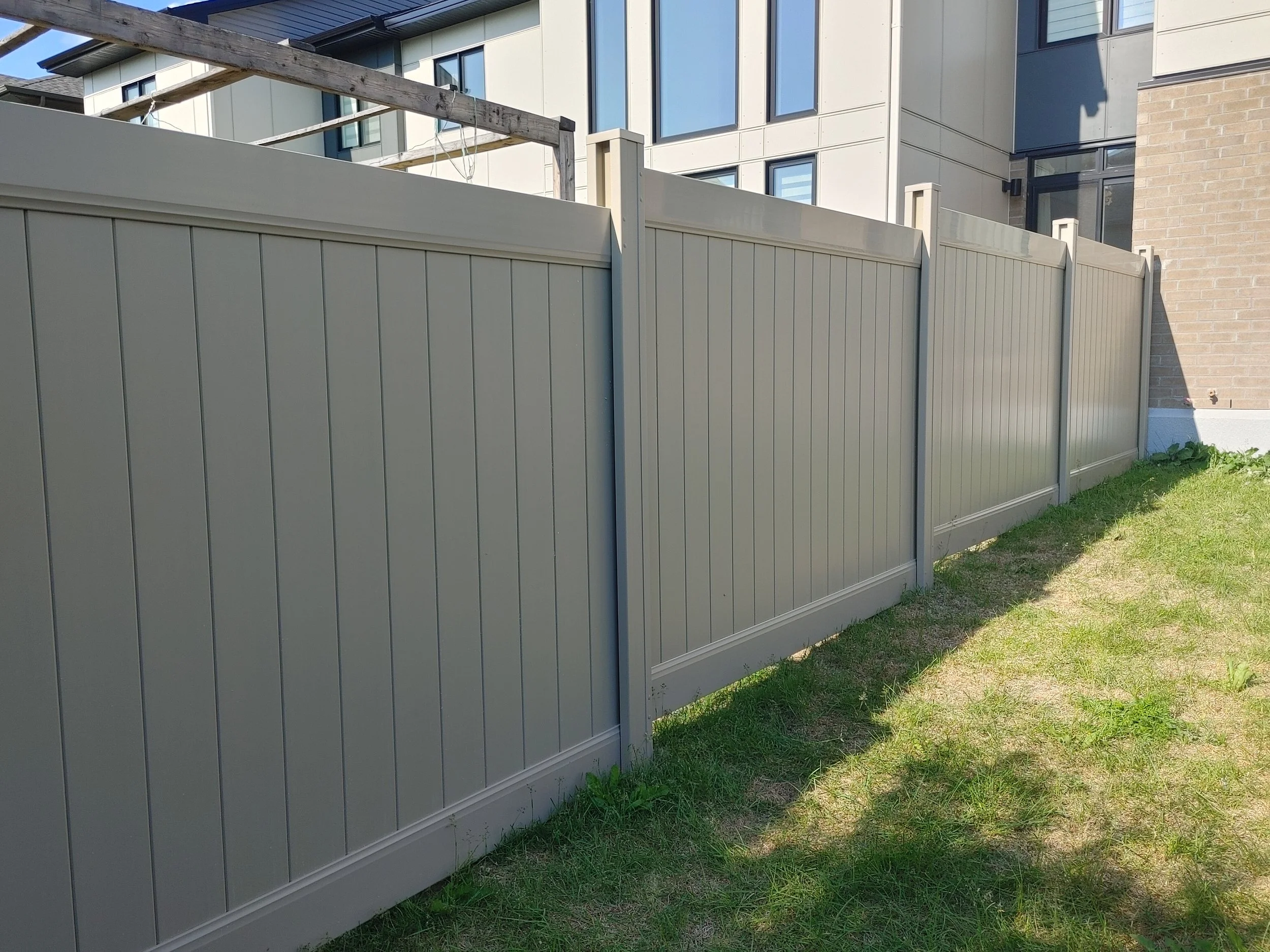 Adobe PVC Fence in Manotick, 2025. StandArt Fence 