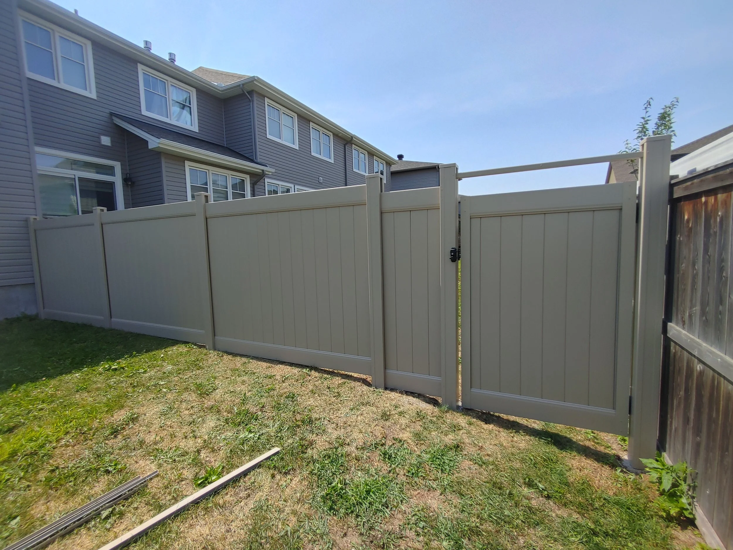 Adobe PVC Fence in Findlay Creek, 2025. StandArt Fence 