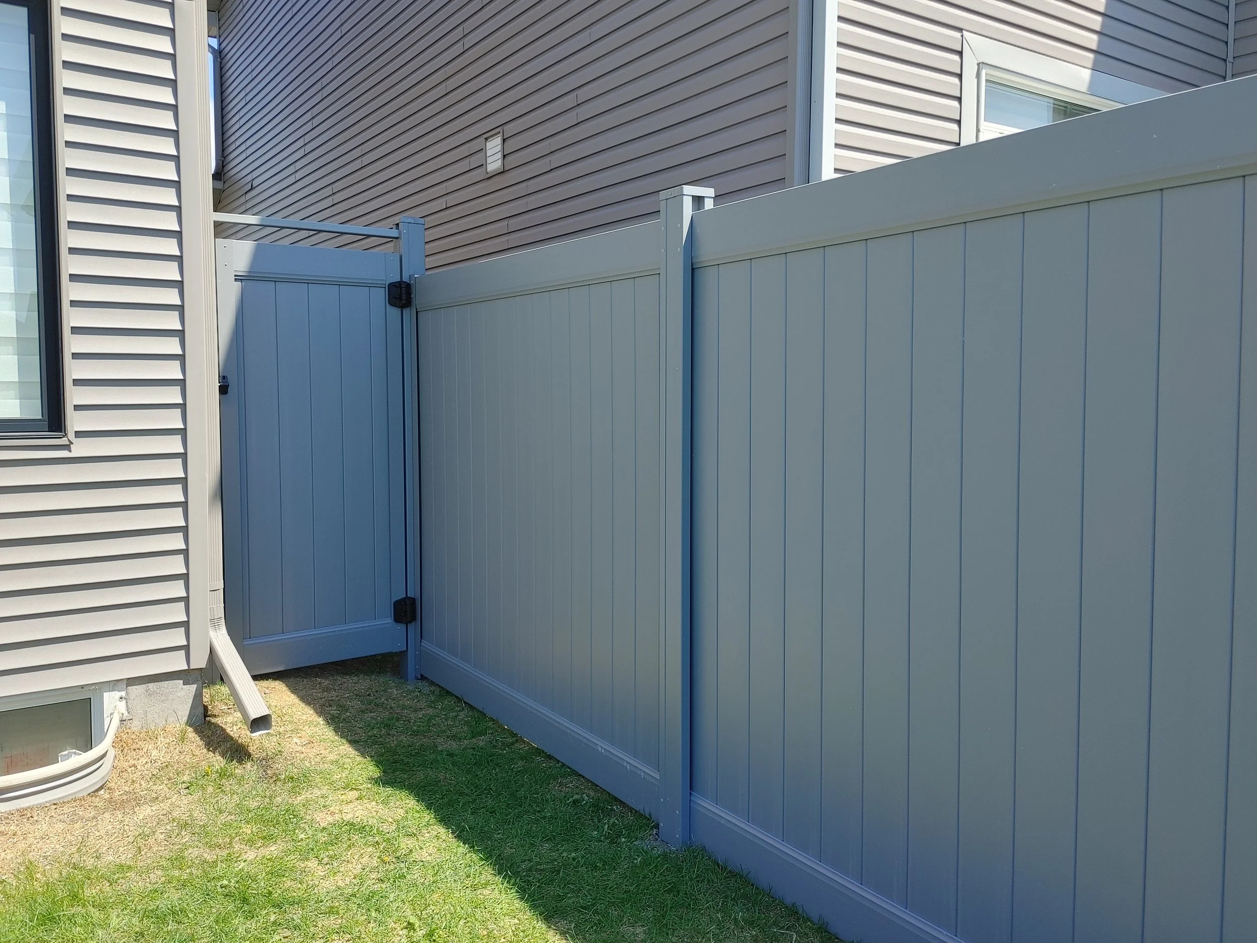 Grey PVC Fence in Barrhaven, 2025. StandArt Fence 