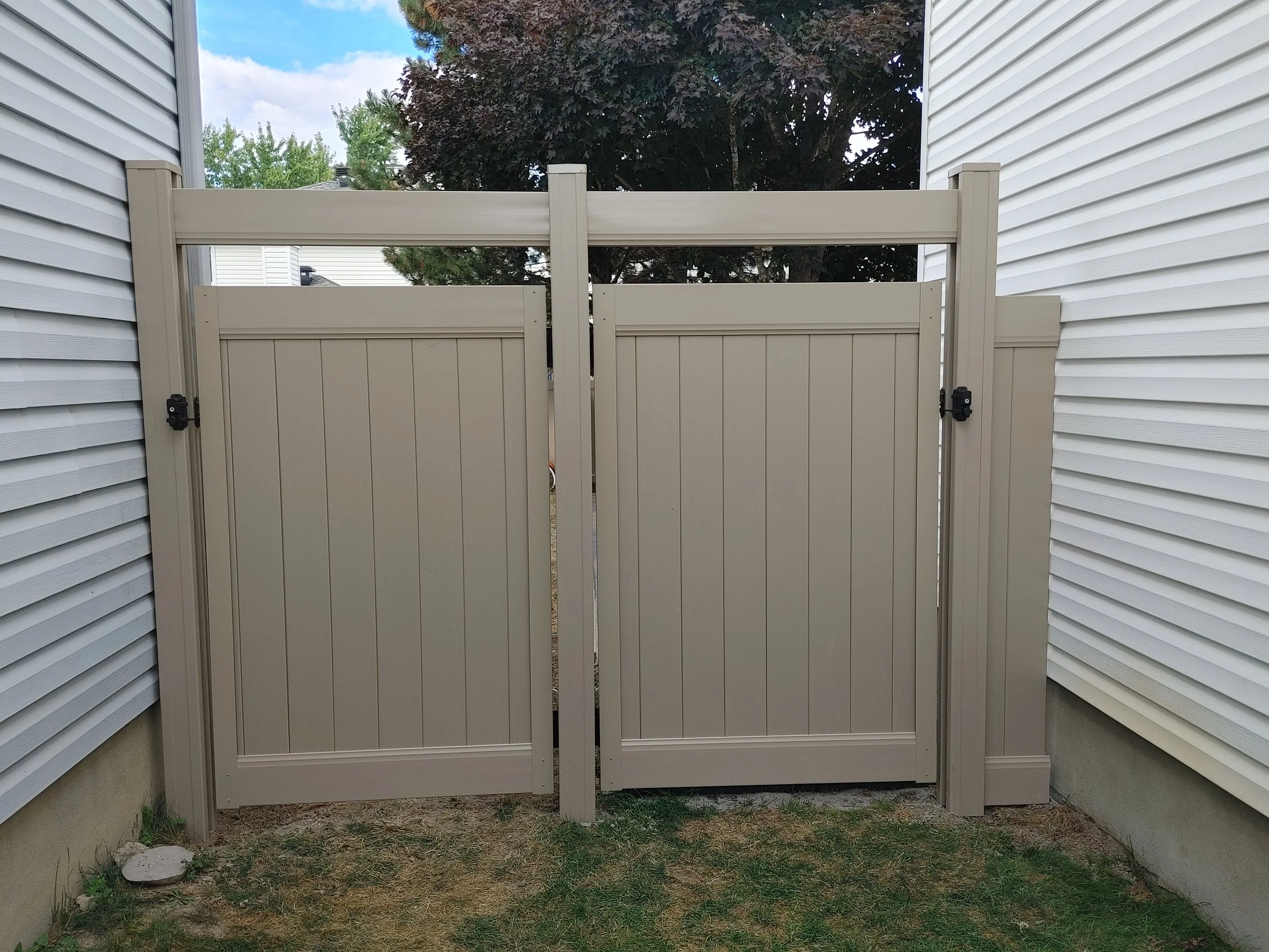 Adobe PVC Fence in Barrhaven, 2025. StandArt Fence 