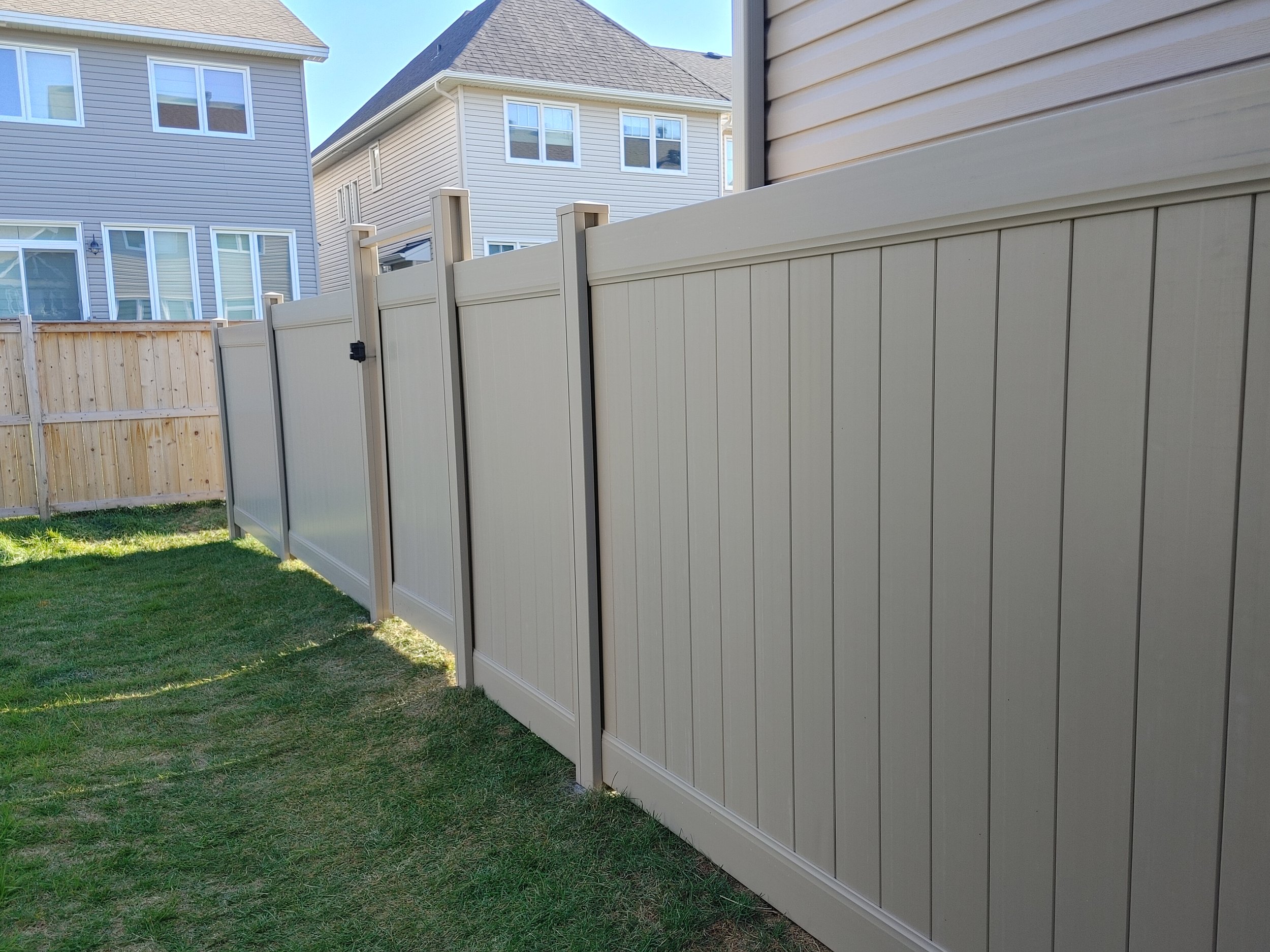 Adobe PVC Fence in Barrhaven, 2025. StandArt Fence