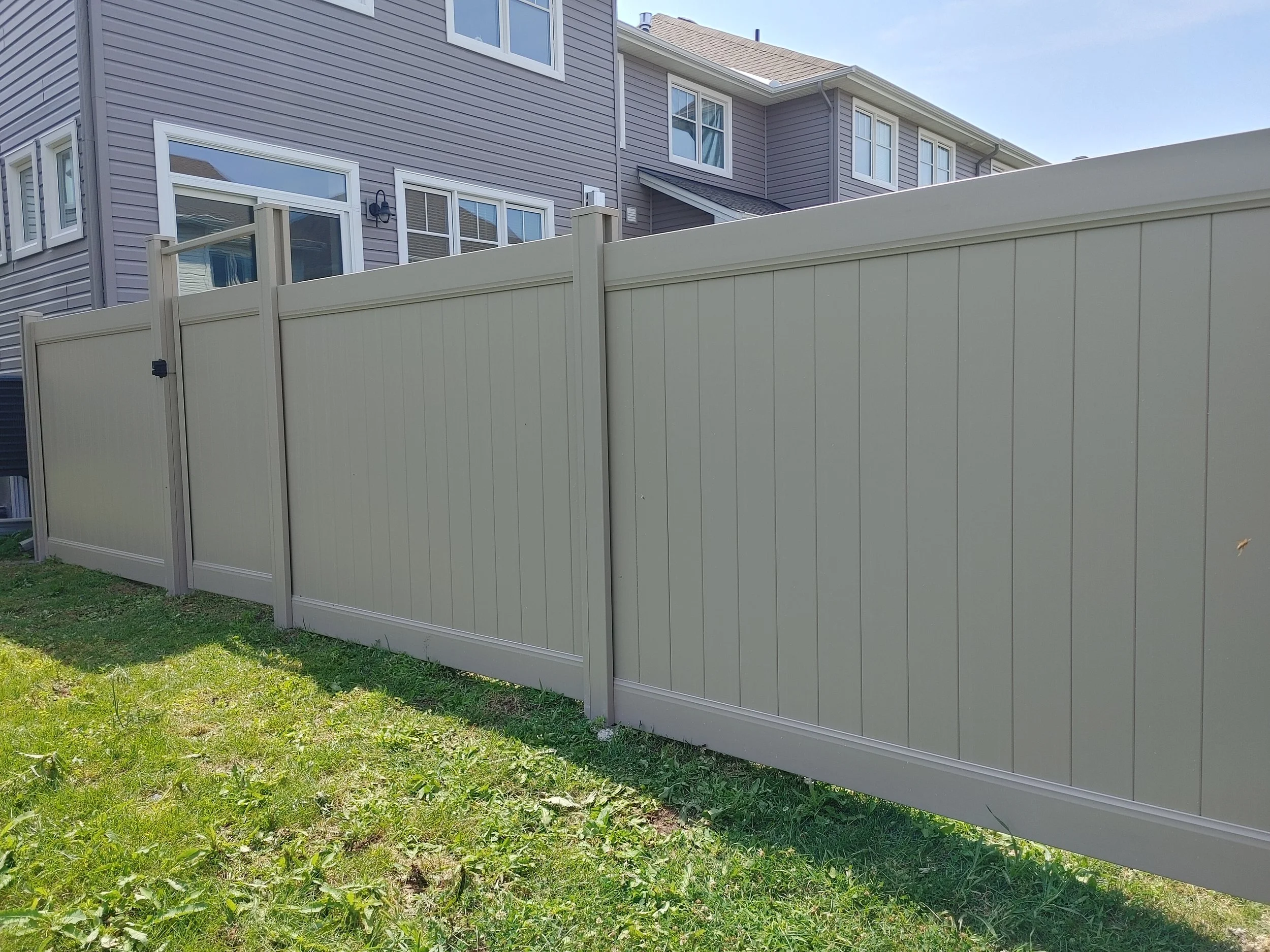 Adobe PVC Fence in Findlay Creek, 2025. StandArt Fence 