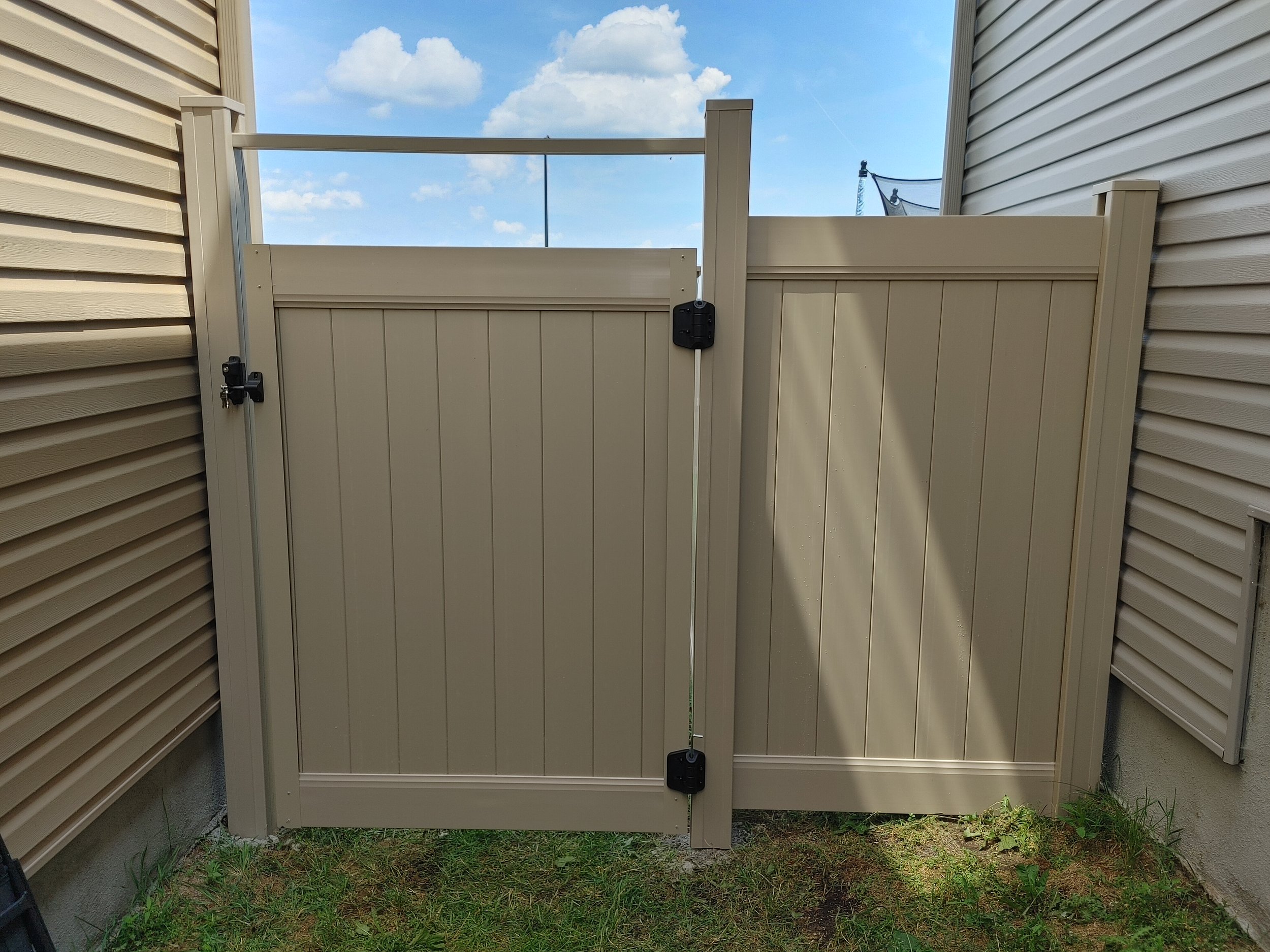 Adobe PVC Fence in Barrhaven, 2025. StandArt Fence 