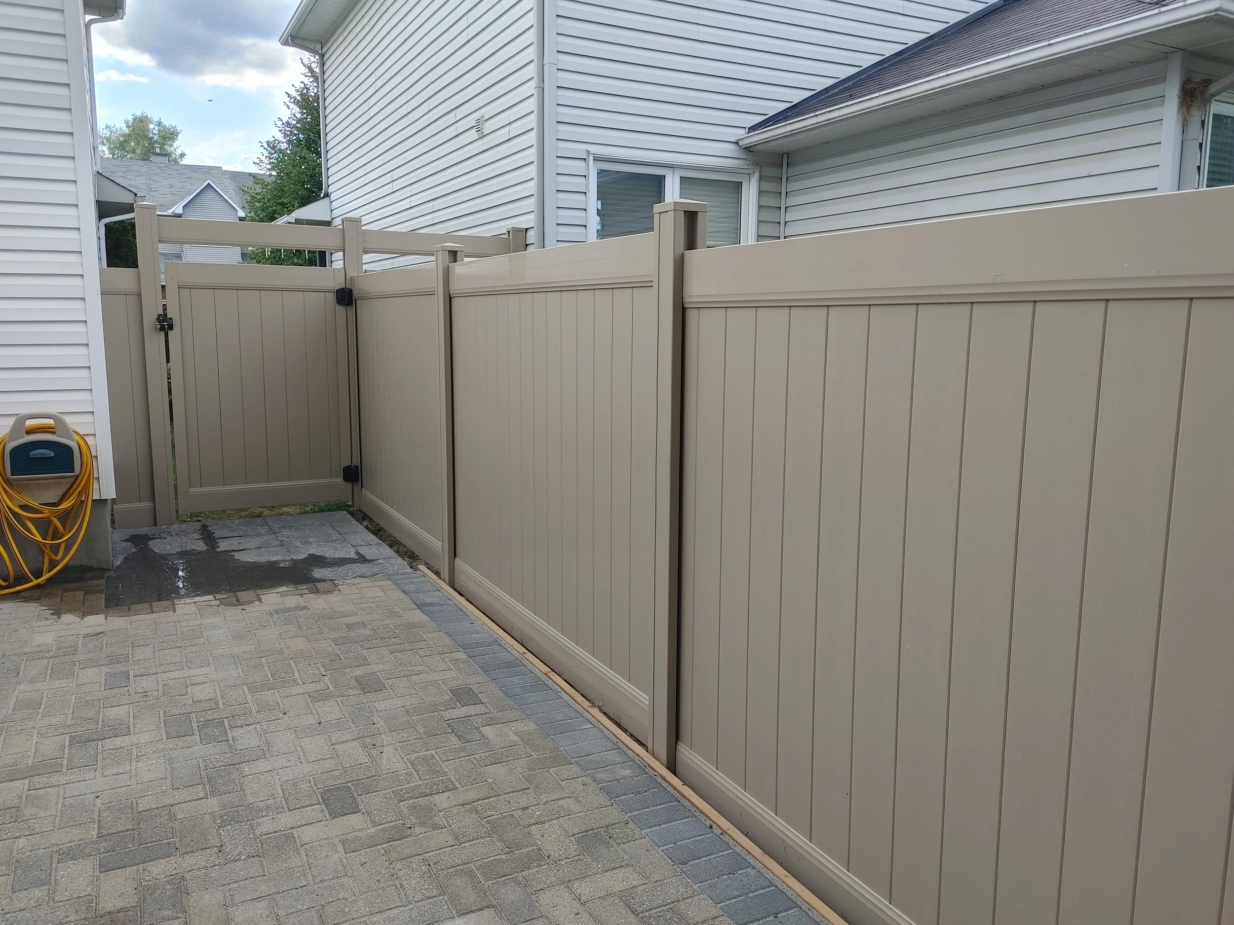 Adobe PVC Fence in Barrhaven, 2025. StandArt Fence 