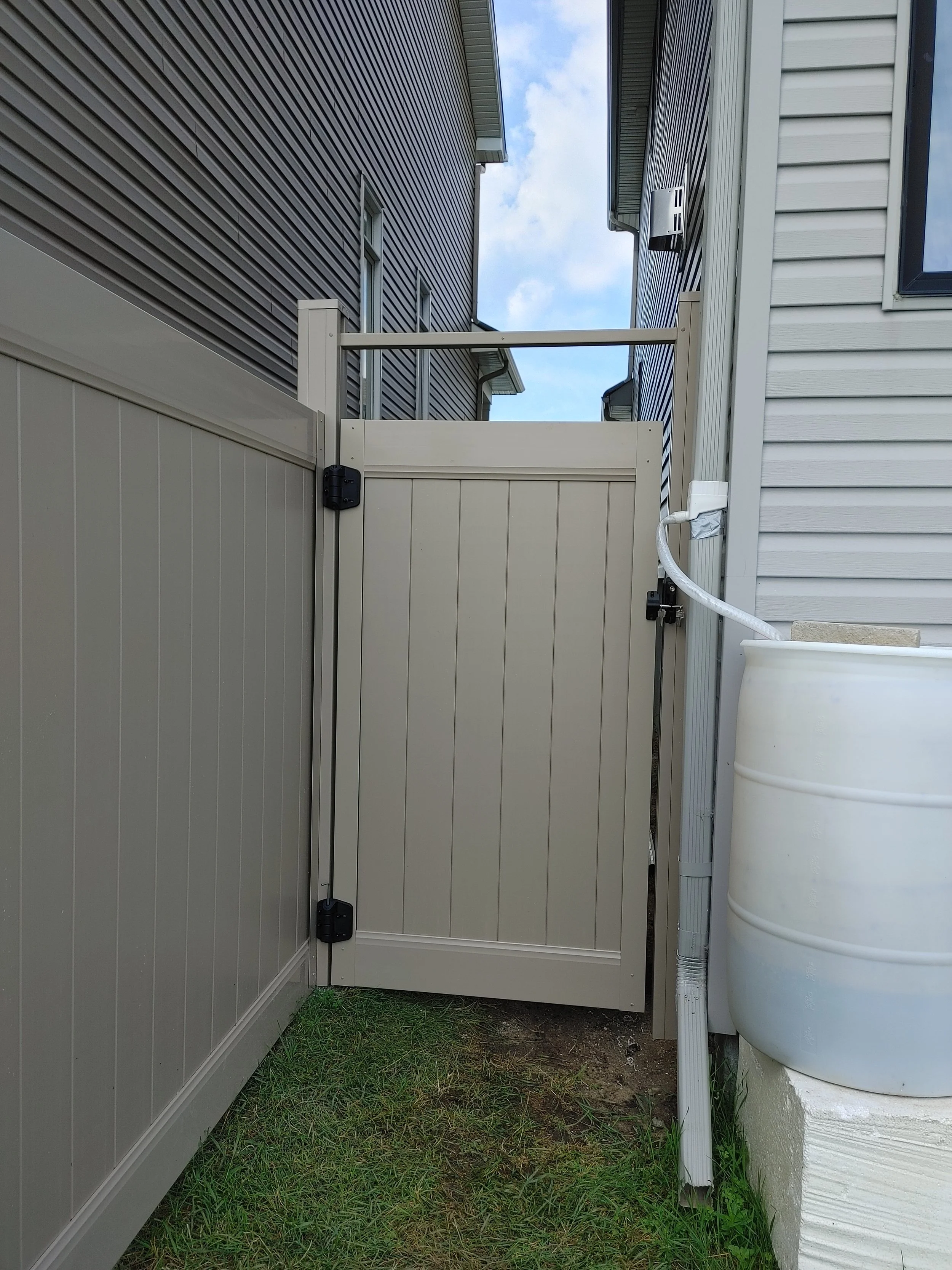 Adobe PVC Fence in Barrhaven, 2025. StandArt Fence 