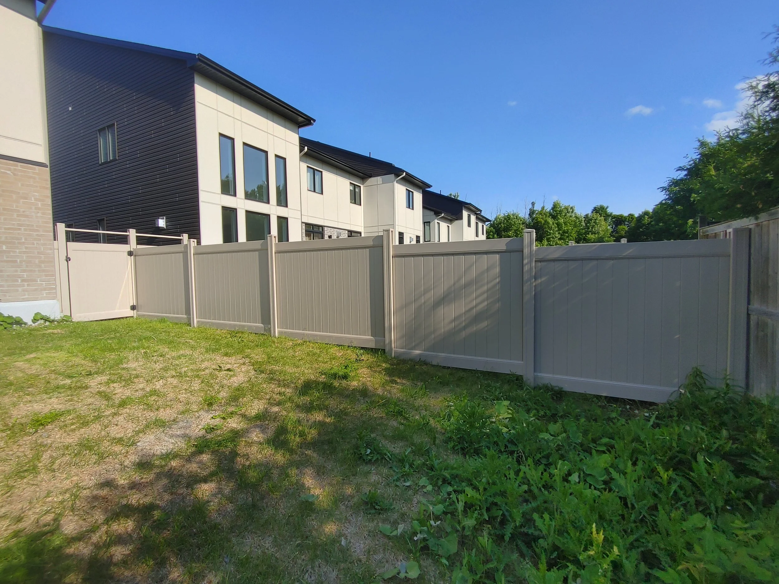 Adobe PVC Fence in Manotick, 2025. StandArt Fence 