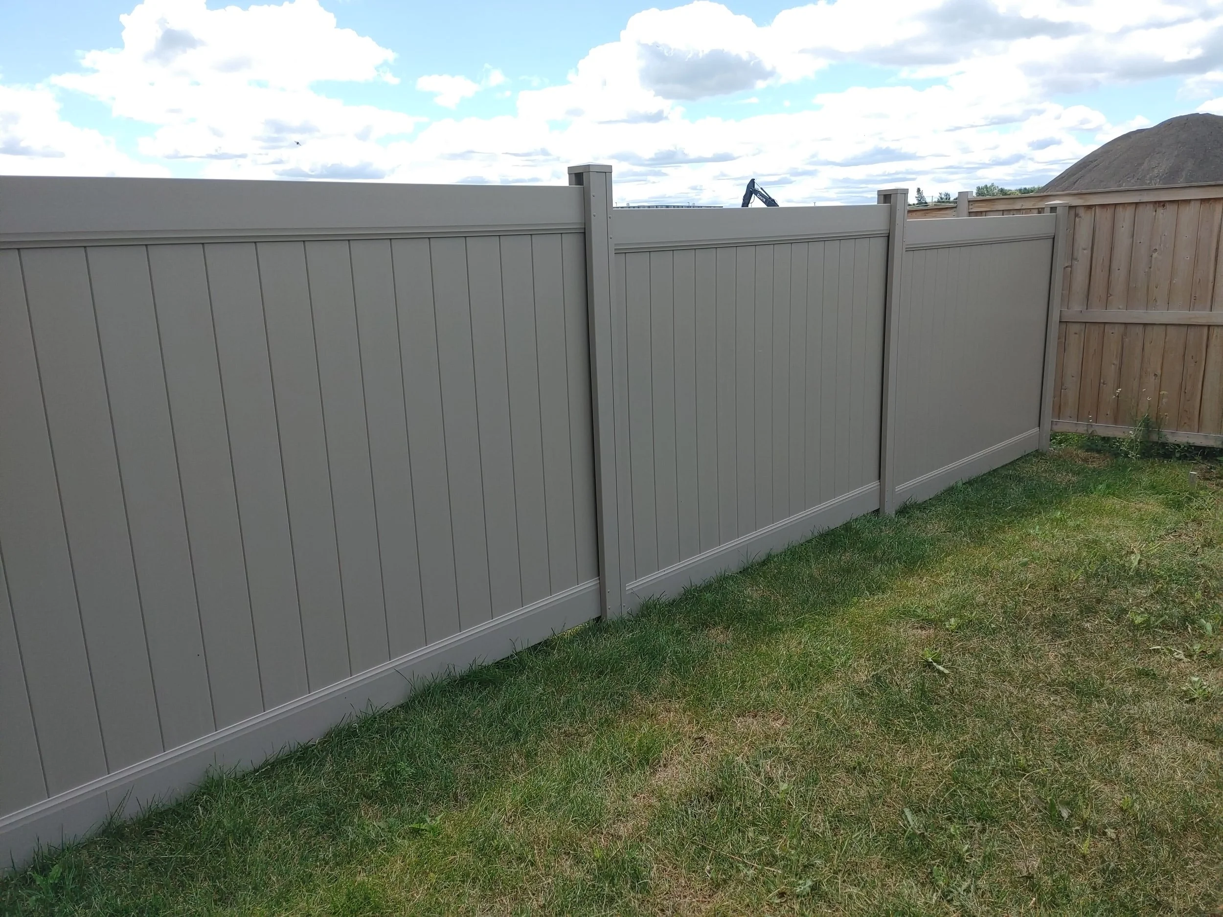 Adobe PVC Fence in Barrhaven, 2025. StandArt Fence 