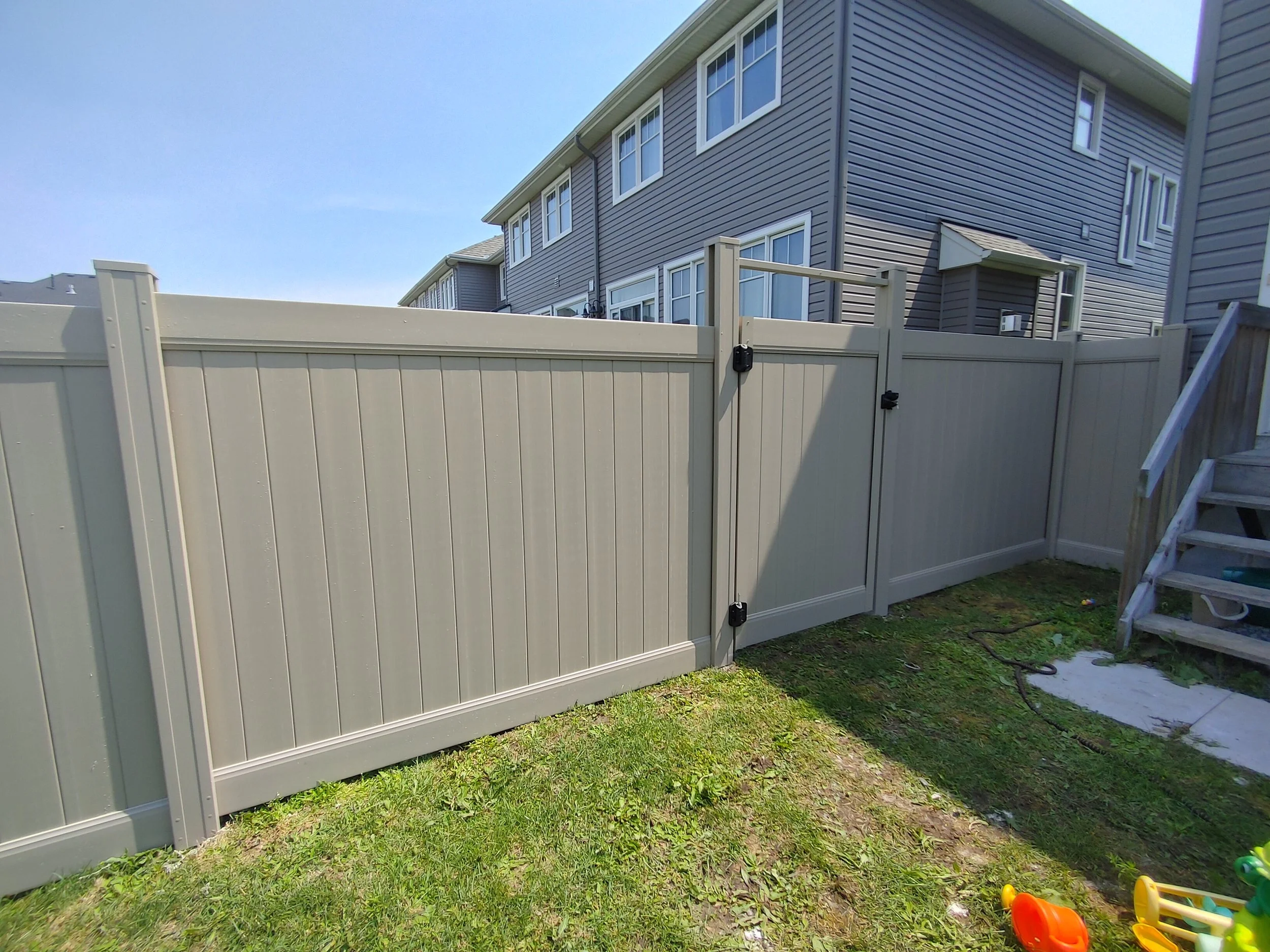 Adobe PVC Fence in Findlay Creek, 2025. StandArt Fence 