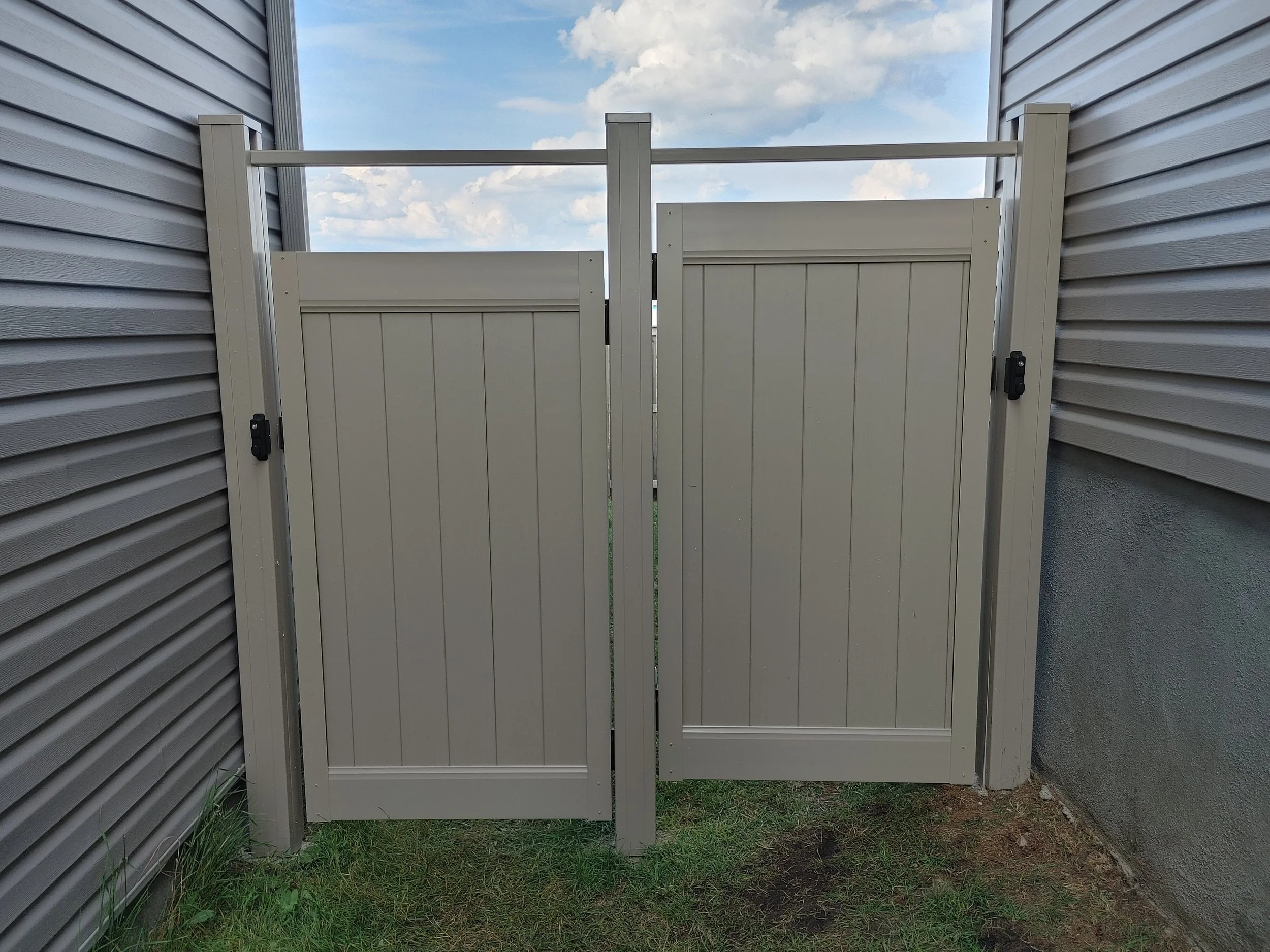Adobe PVC Fence in Barrhaven, 2025. StandArt Fence 