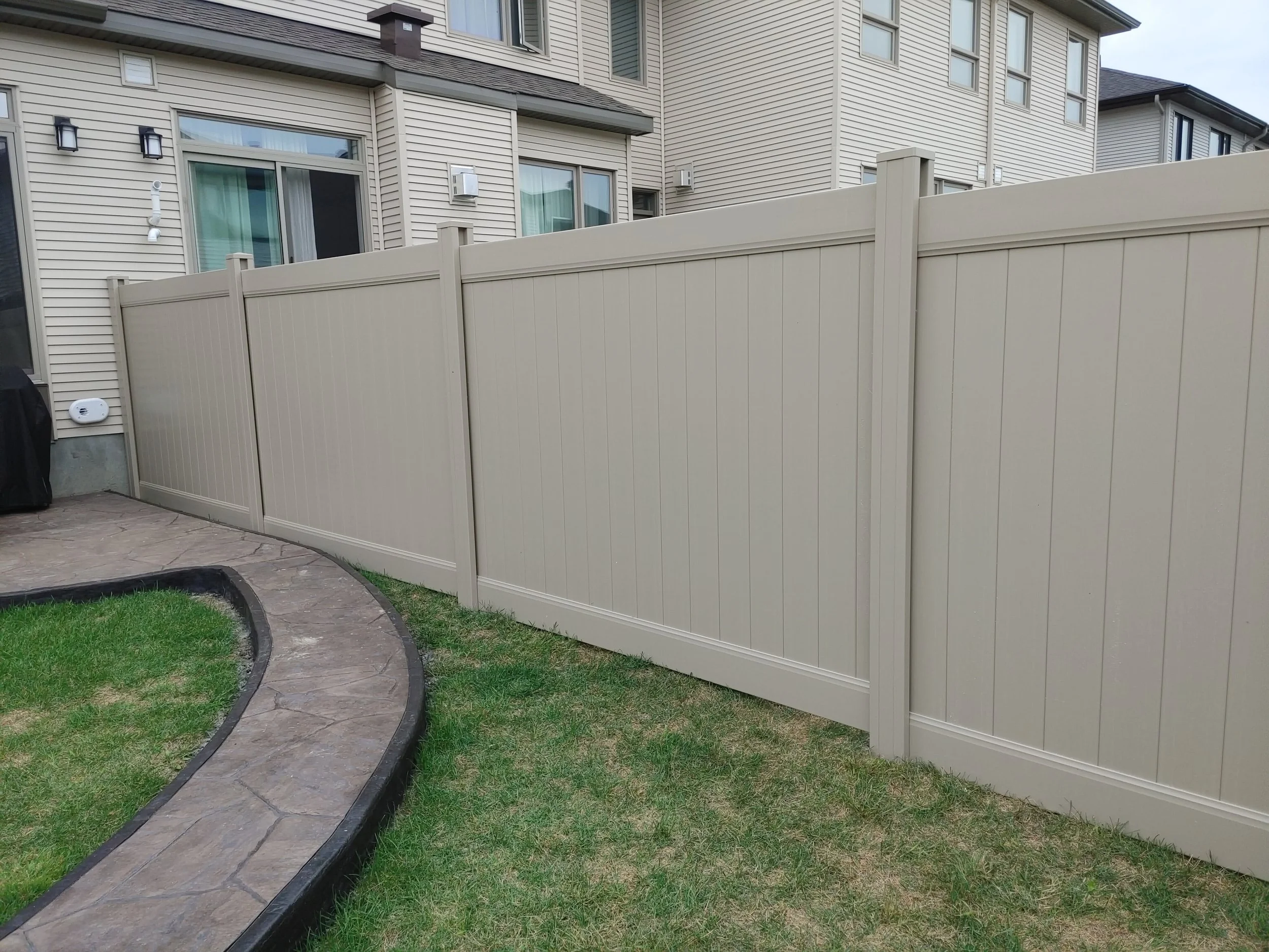Adobe PVC Fence in Manotick, 2025. StandArt Fence 