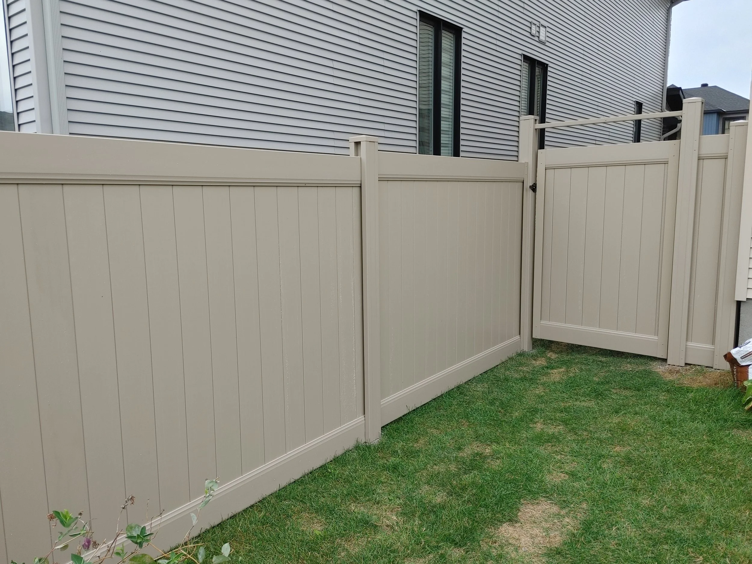 Adobe PVC Fence in Manotick, 2025. StandArt Fence 