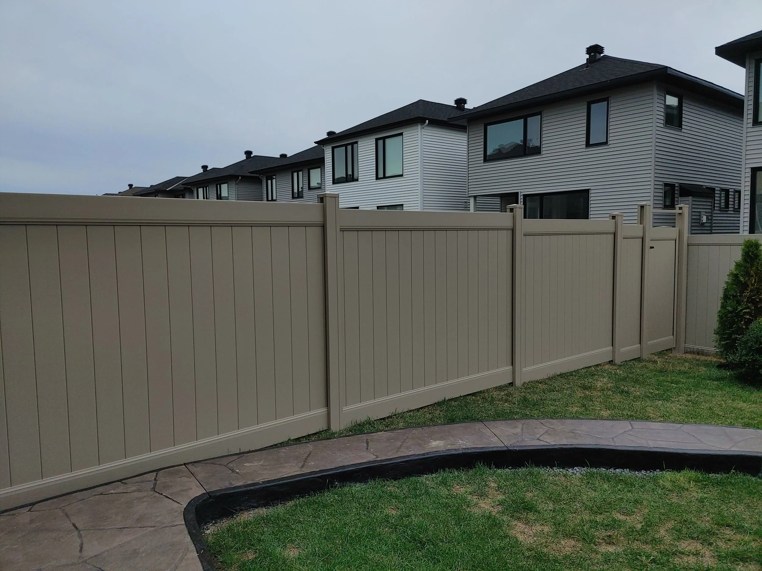 Adobe PVC Fence in Manotick, 2025. StandArt Fence 