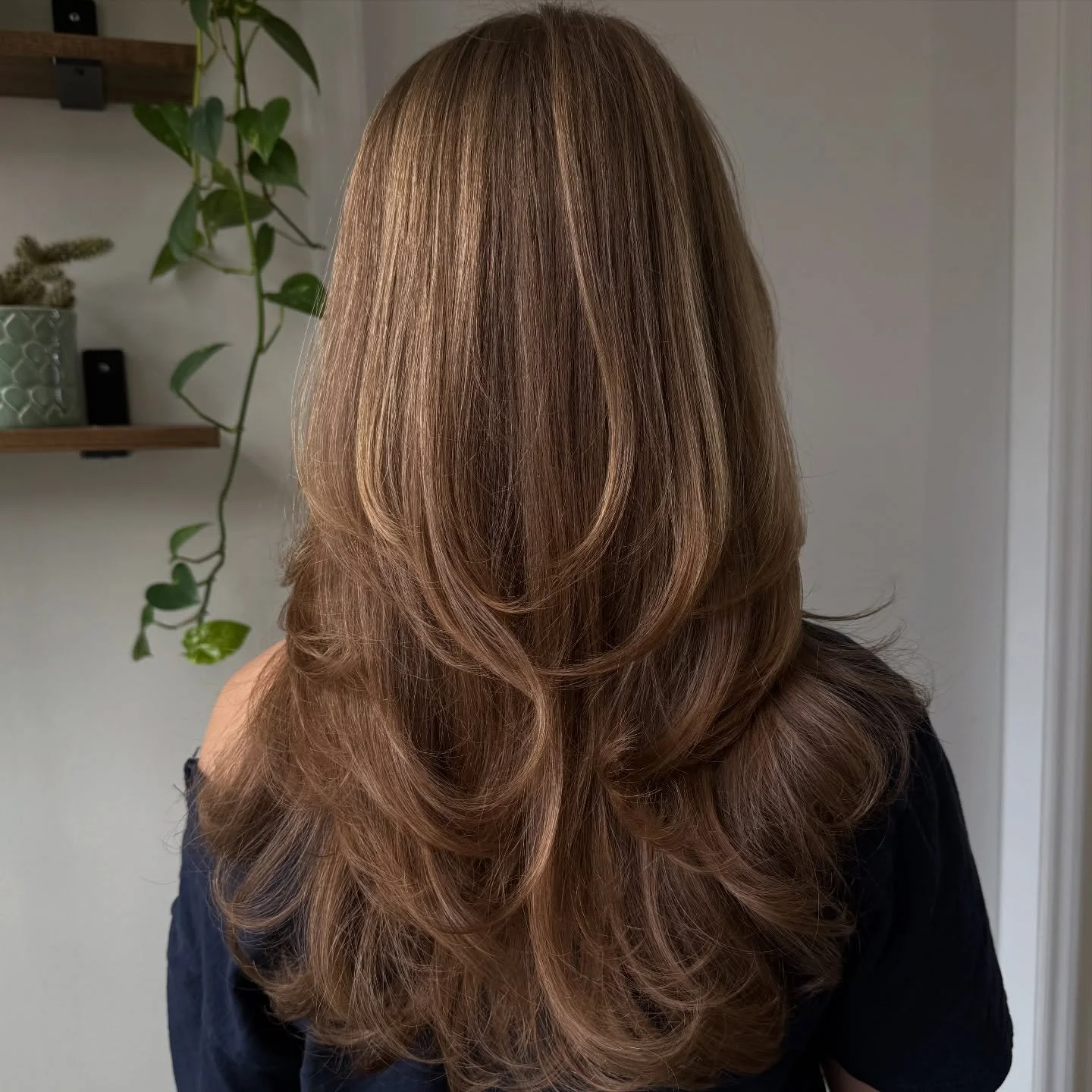 All the layers + natural highlights, name a better combo 😚

#charlottehair #clthairstylist #charlottehairsalon #clthairstylist #layeredhaircut #90sblowout