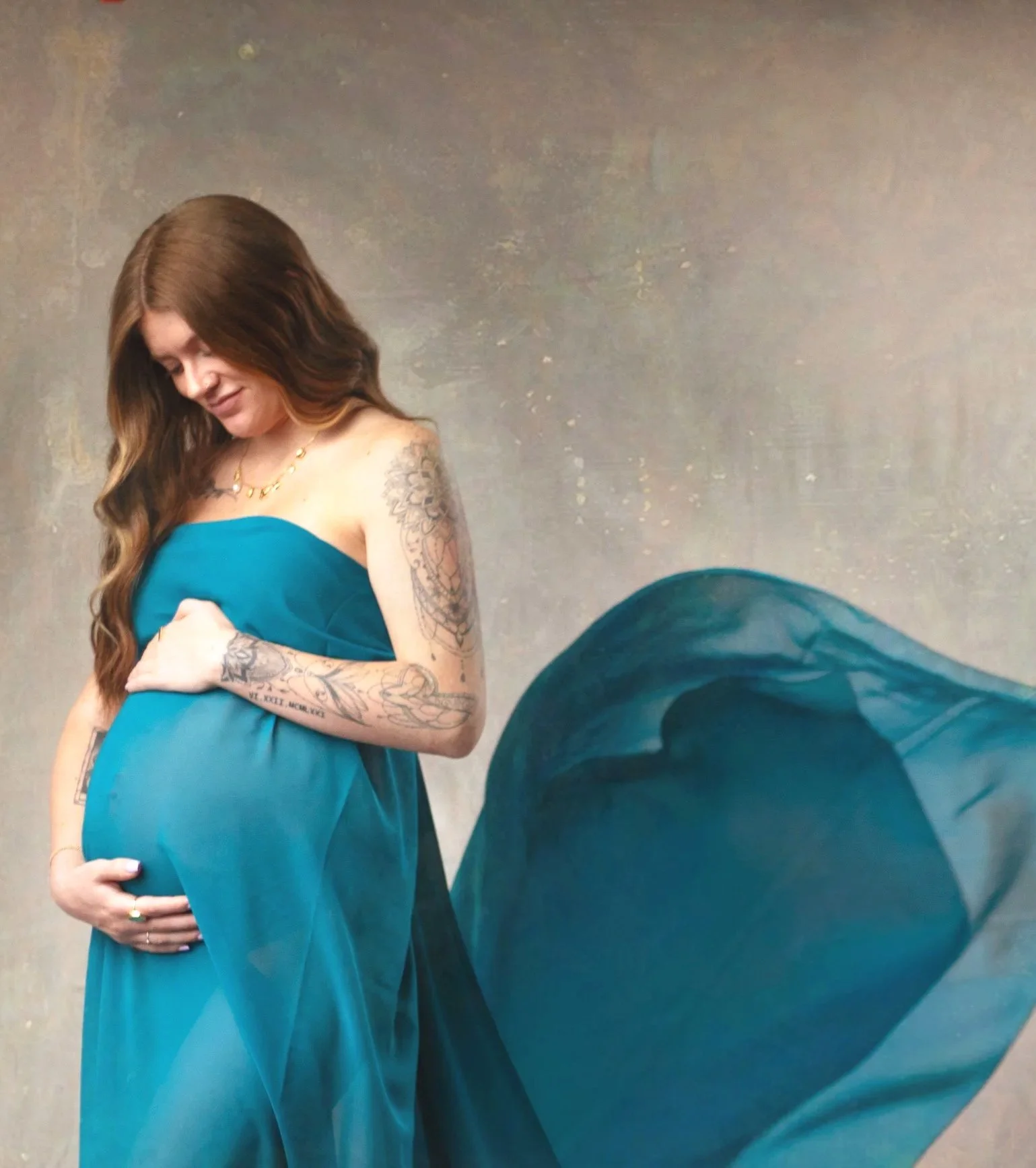 Maternity photographer in the high desert capture the beauty of a mama to be.