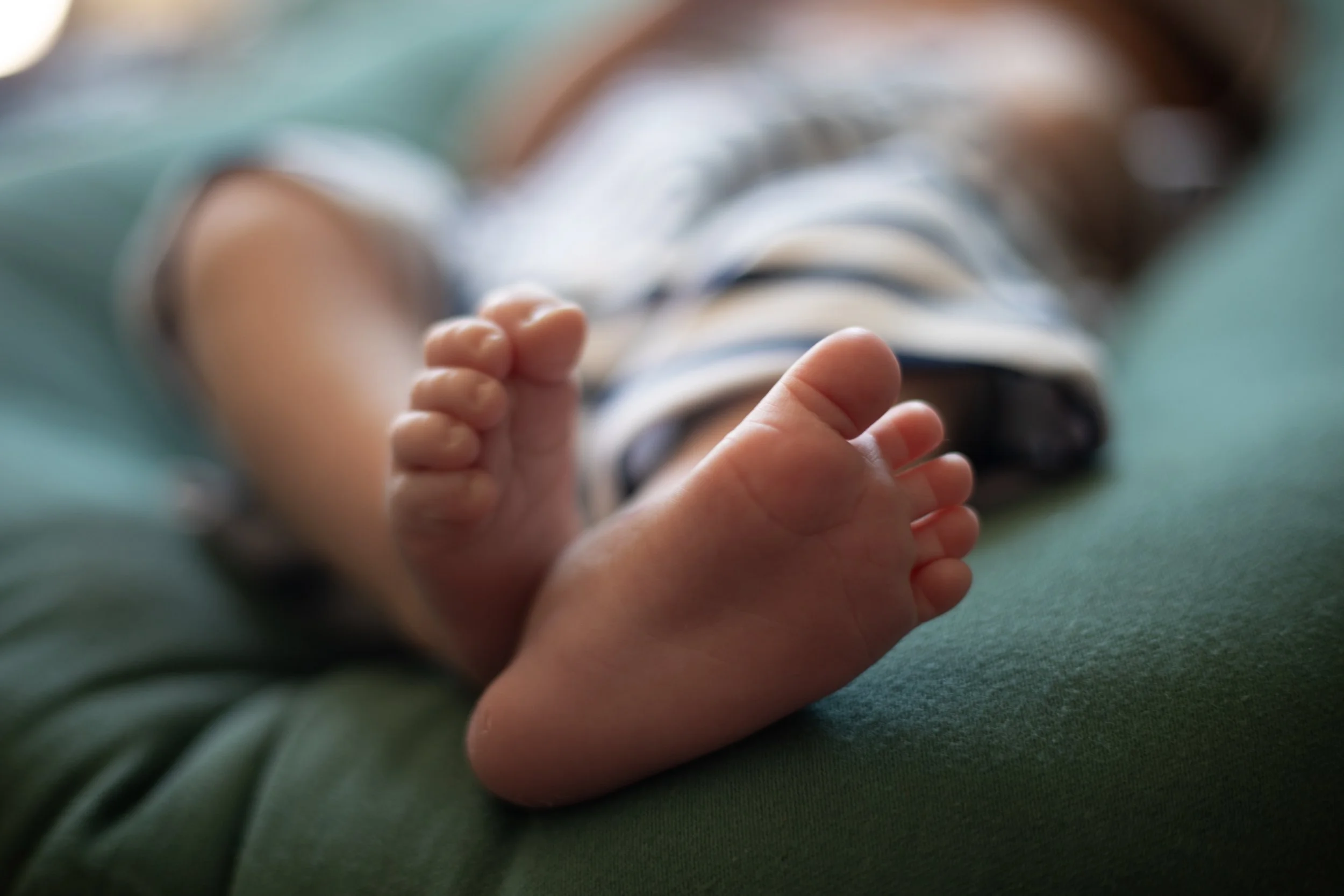 Newborn photos in victorville. Photographer that chooses intention over stress. calm and quiet family sessions.