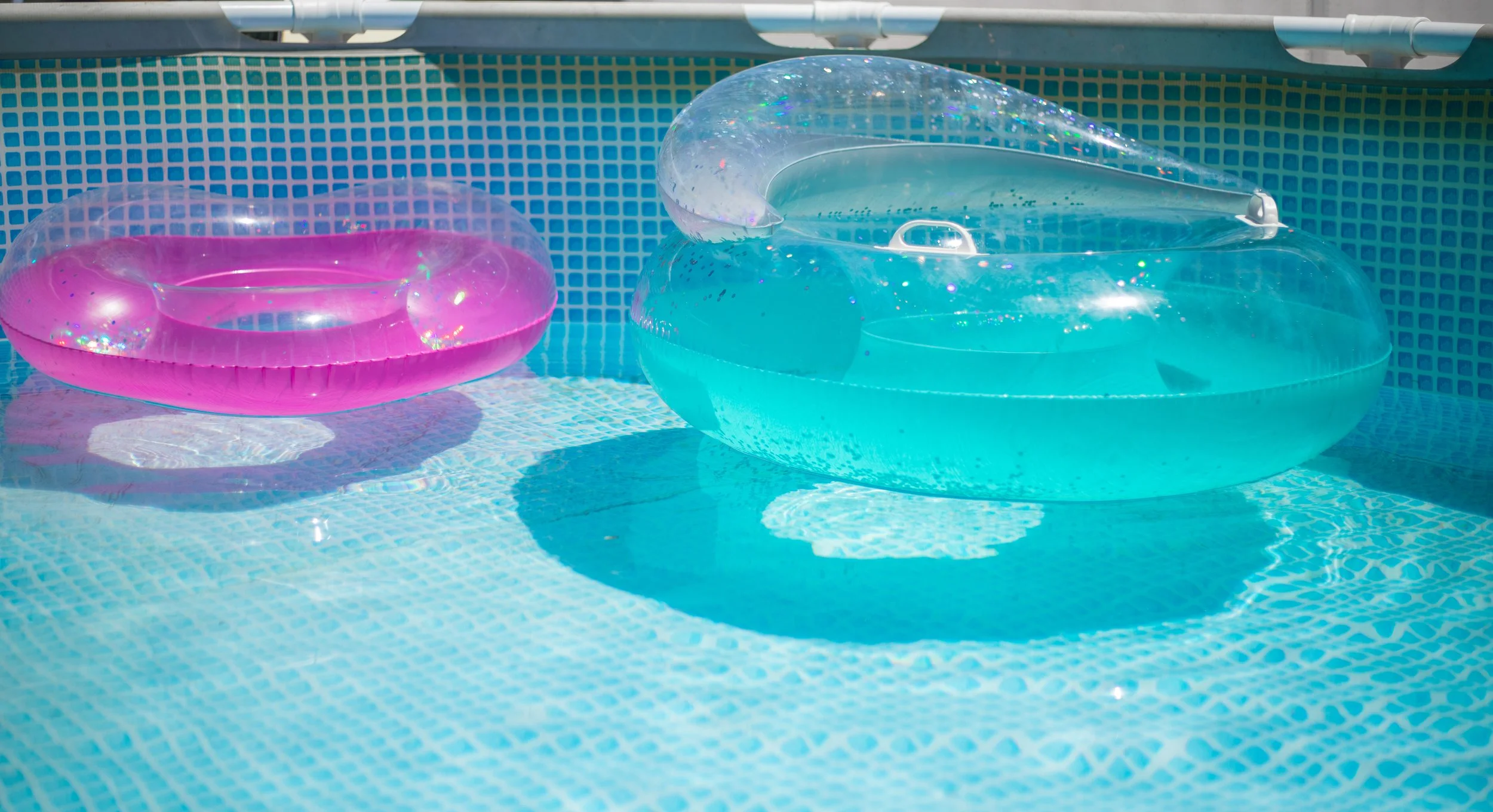 Summertime pool with floaties in the high desert. family photographer.