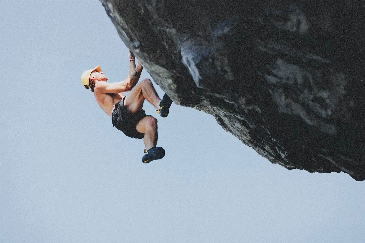 A wicked shot of our incredible ambassador @levihm during Tour de Frank this fall. Thanks to the @pine_cone_crew for getting some epic shots of him!!! 

#bouldering #climbing #grifter #thod #dirtbagbrand #albertabouldering