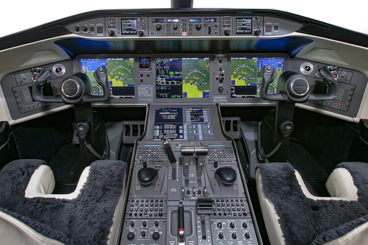 global_5500_cockpit.jpg