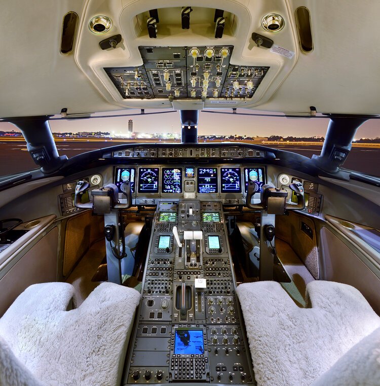 595e_cockpit.jpg