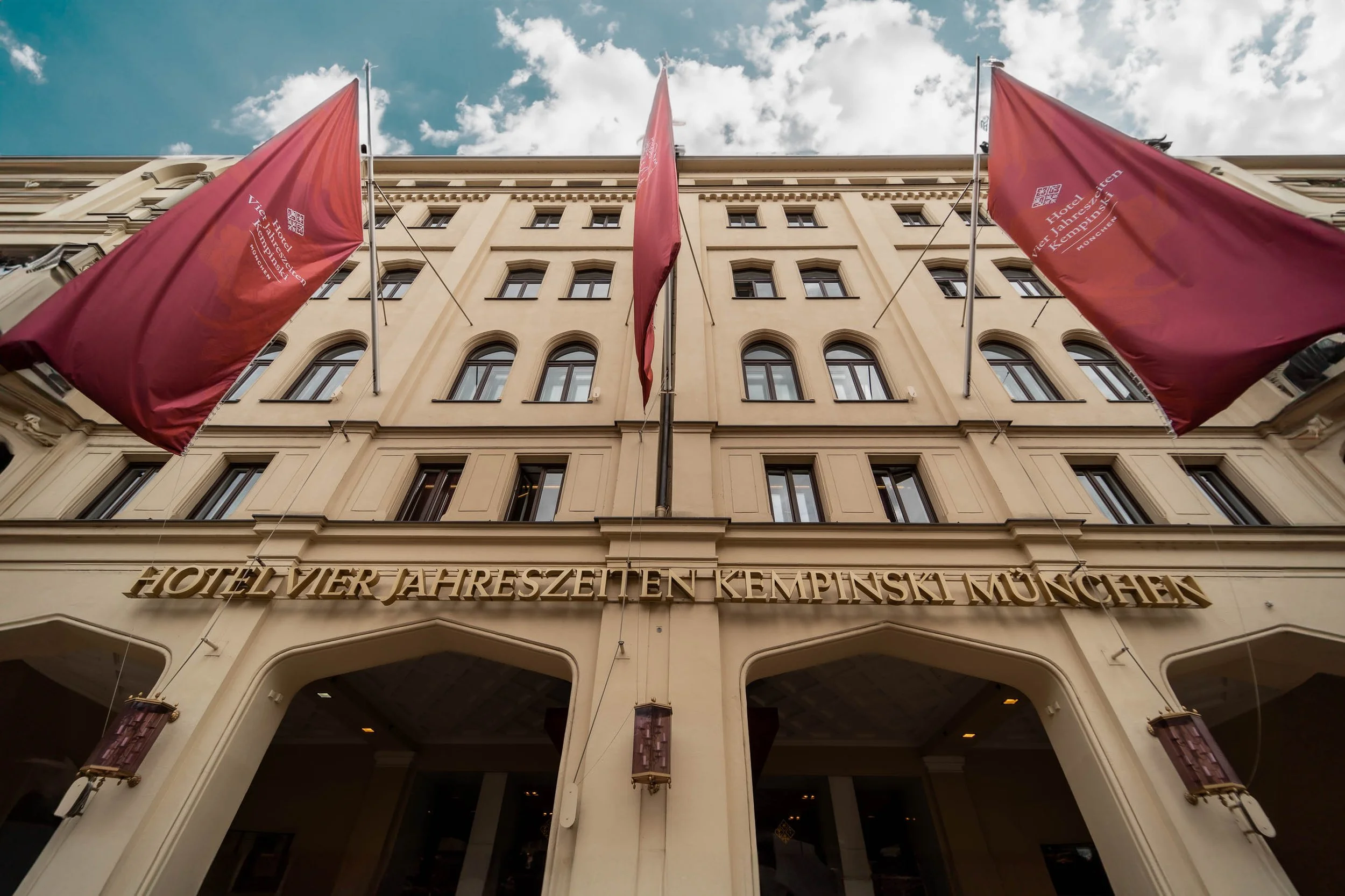 Plate & Pillow Hotel Kempinski München LQ-2.jpg