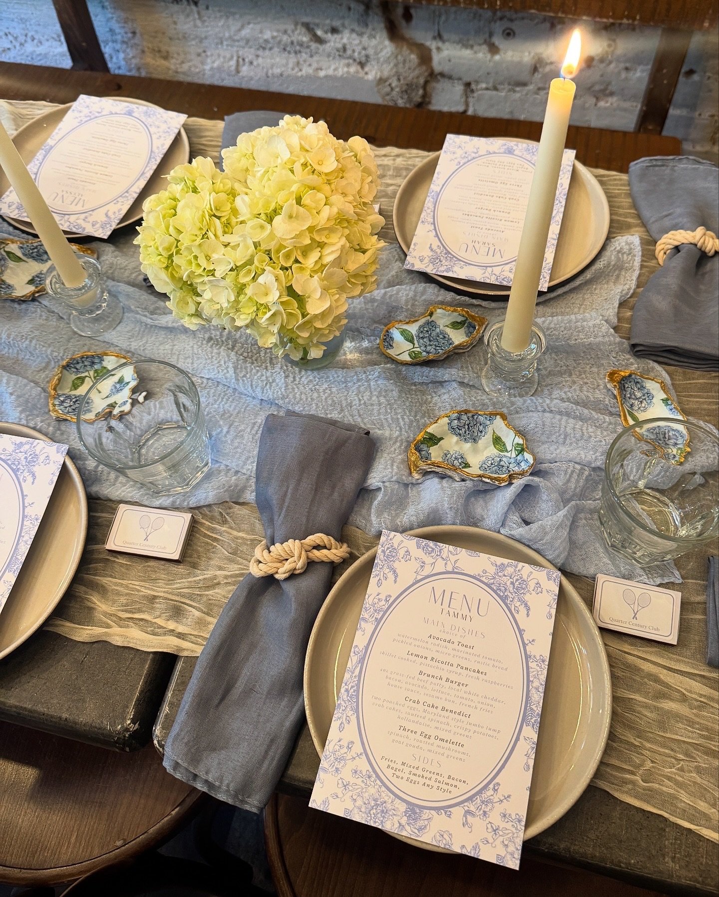 Still thinking about how cute these custom hydrangea oyster shells are🦪✨When it comes to tablescapes the little details make the biggest difference🩵