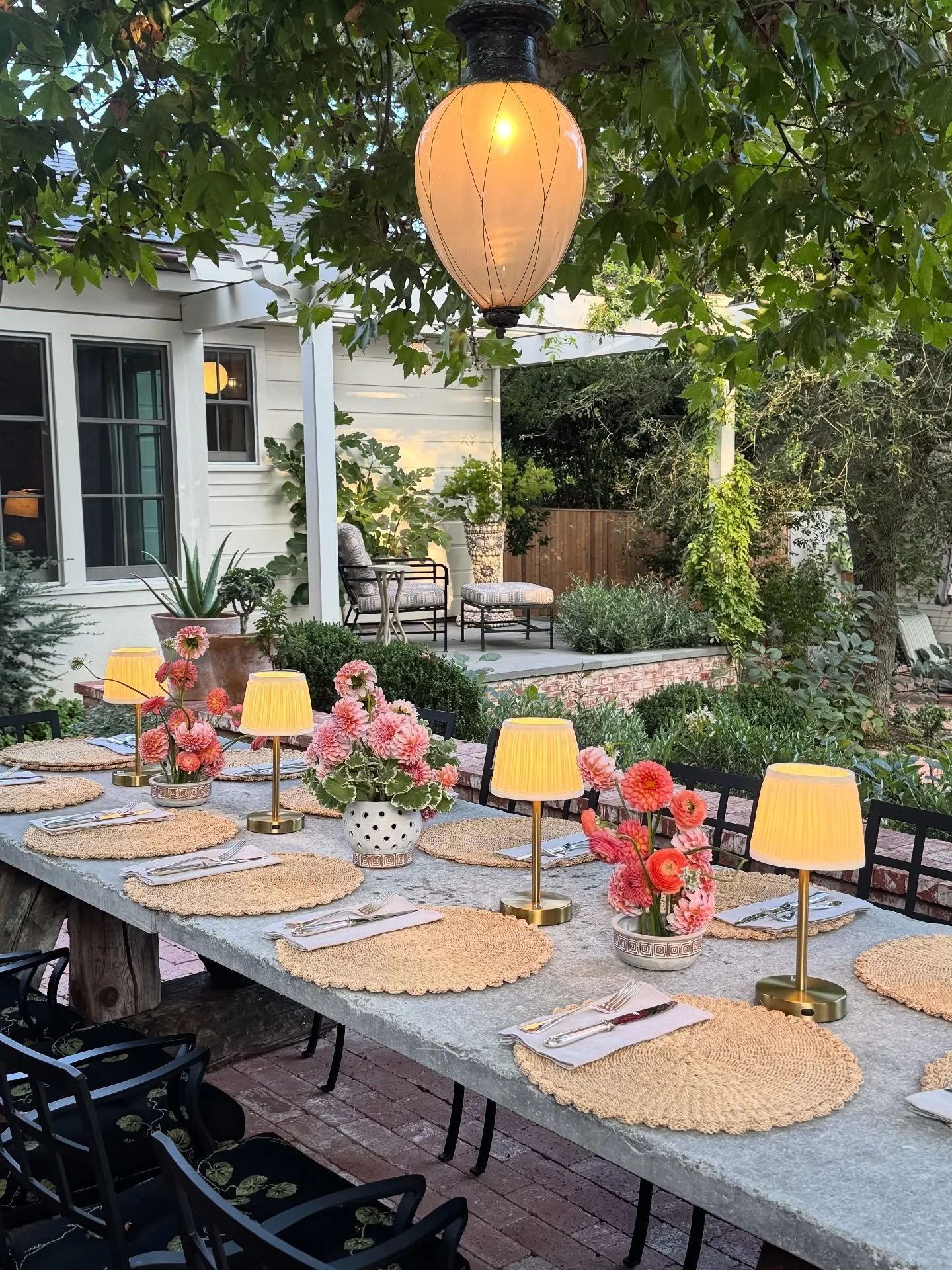 A beautiful backyard dinner party✨ 
Floral arrangements by @lovesme_floral 💛

 #eventstyling #tablescape