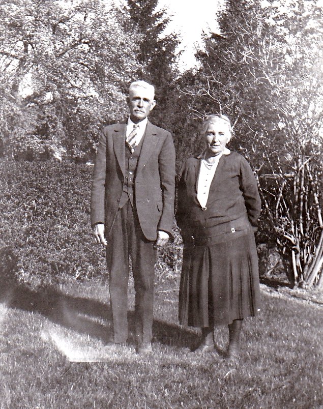 1930s, Lehi, George Hyrum Goates and Louisa Munns Goates 3.jpg