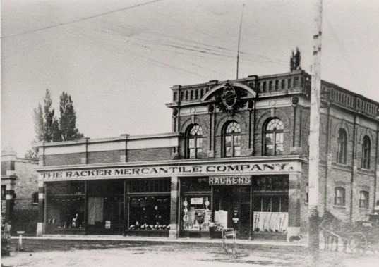 The building after the 1912 eastern remodel. Save for some renovations to the ground floor, the  exterior is still recognizable today.