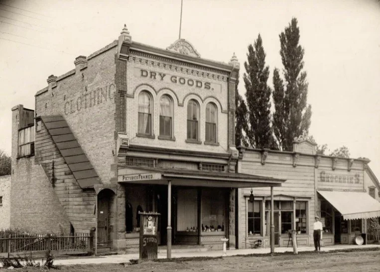 The early Broadbent Store, exact date unknown. Notice the covered stair on the left of the building leading up to the photography studio.
