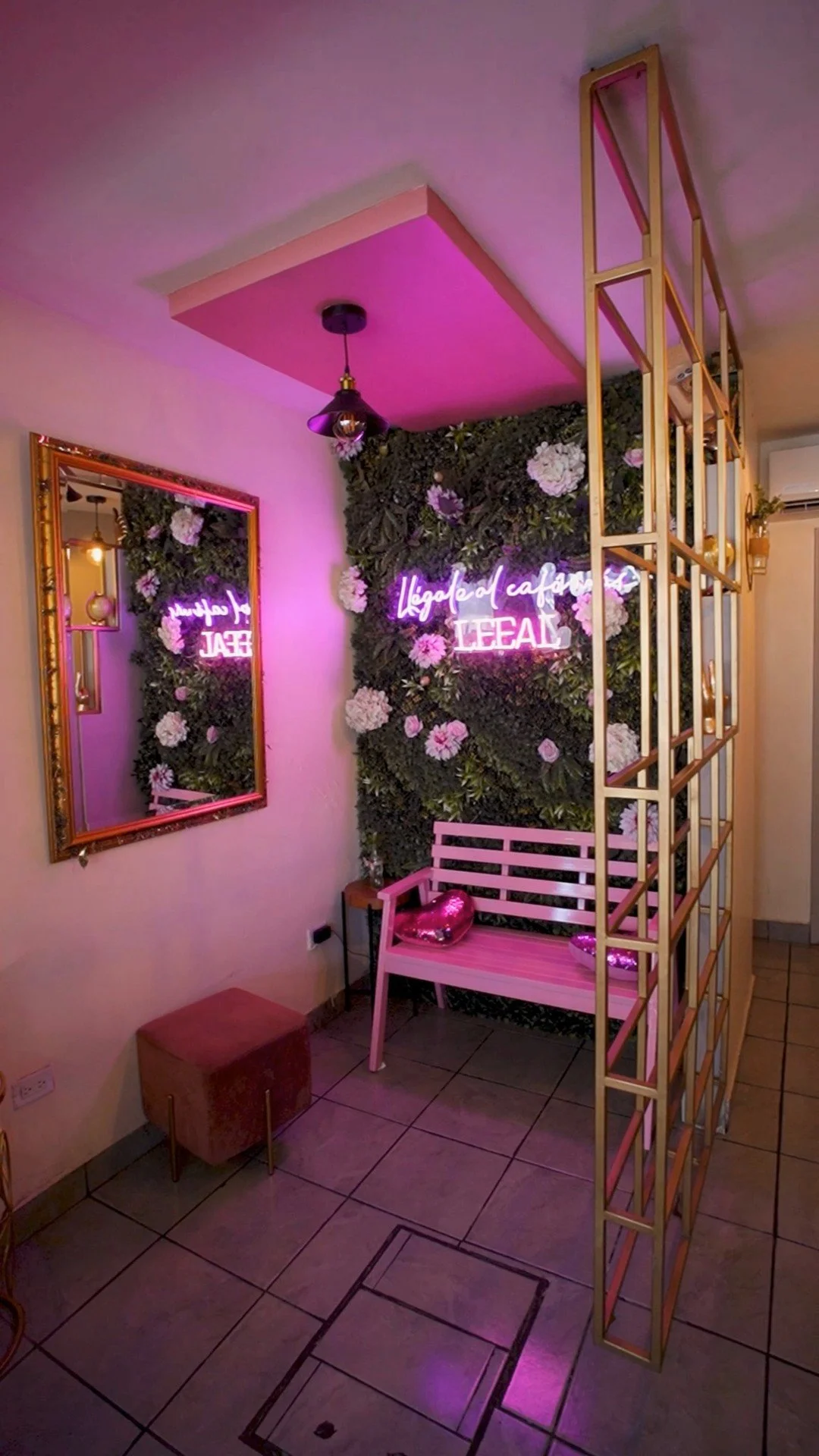 ¿Existe un lugar que promete felicidad en cada bebida? Te presentamos Café Leeal, un espacio acogedor en el corazón del Murua que combina buen café, ambiente relajado y un menú lleno de sabores únicos para en