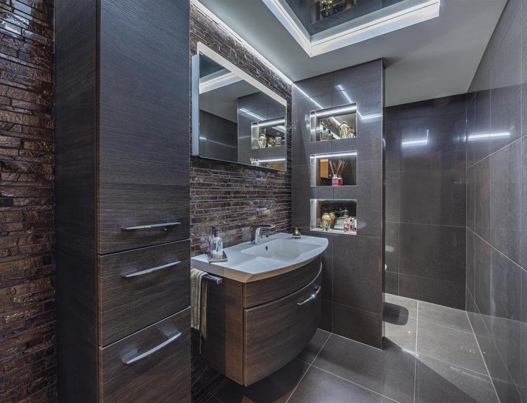 EDWARDS CLOAKROOM 1.jpeg