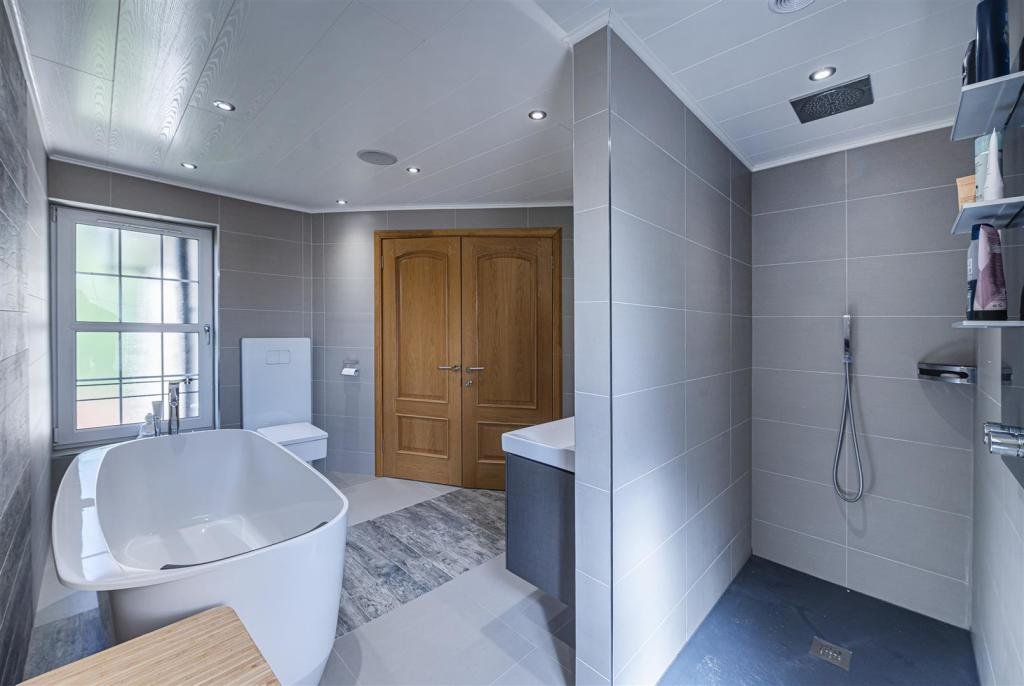 EDWARDS ENSUITE 2.jpeg
