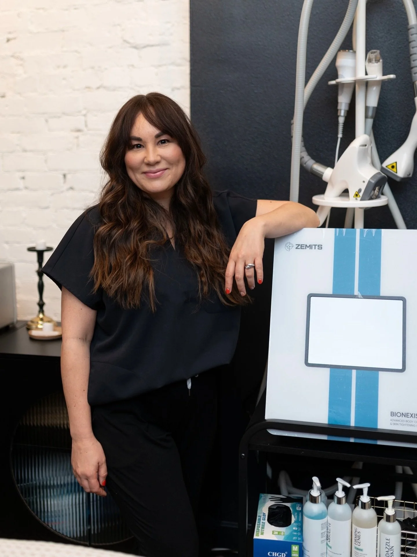 Meet Caitlin 🤍

With 20+ years in the aesthetics industry, Caitlin brings a wealth of experience from dermatology clinics and med spas across San Francisco, Texas, and Seattle. As a CIDESCO-certified practitioner, she specializes in advanced skincar