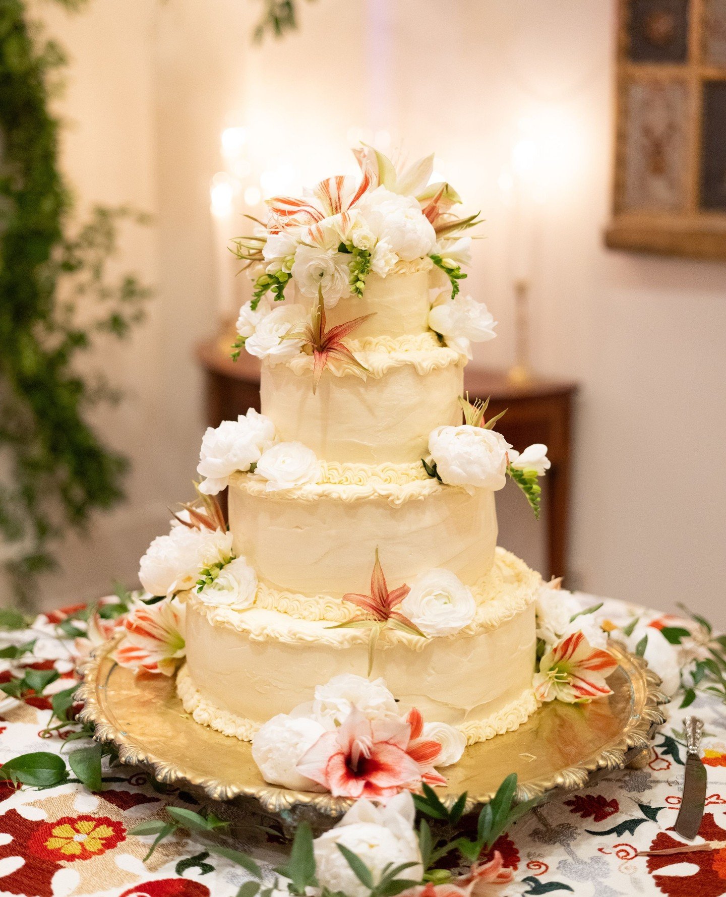 A celebration full of standout details&mdash;from a creative use of florals to the warm glow of candlelight and a showstopping cake. Nothing was overlooked, and it all came together beautifully.⁠
⁠
⁠
Planner: @lesliecampbellweddings⁠
Venue: @baton_ro