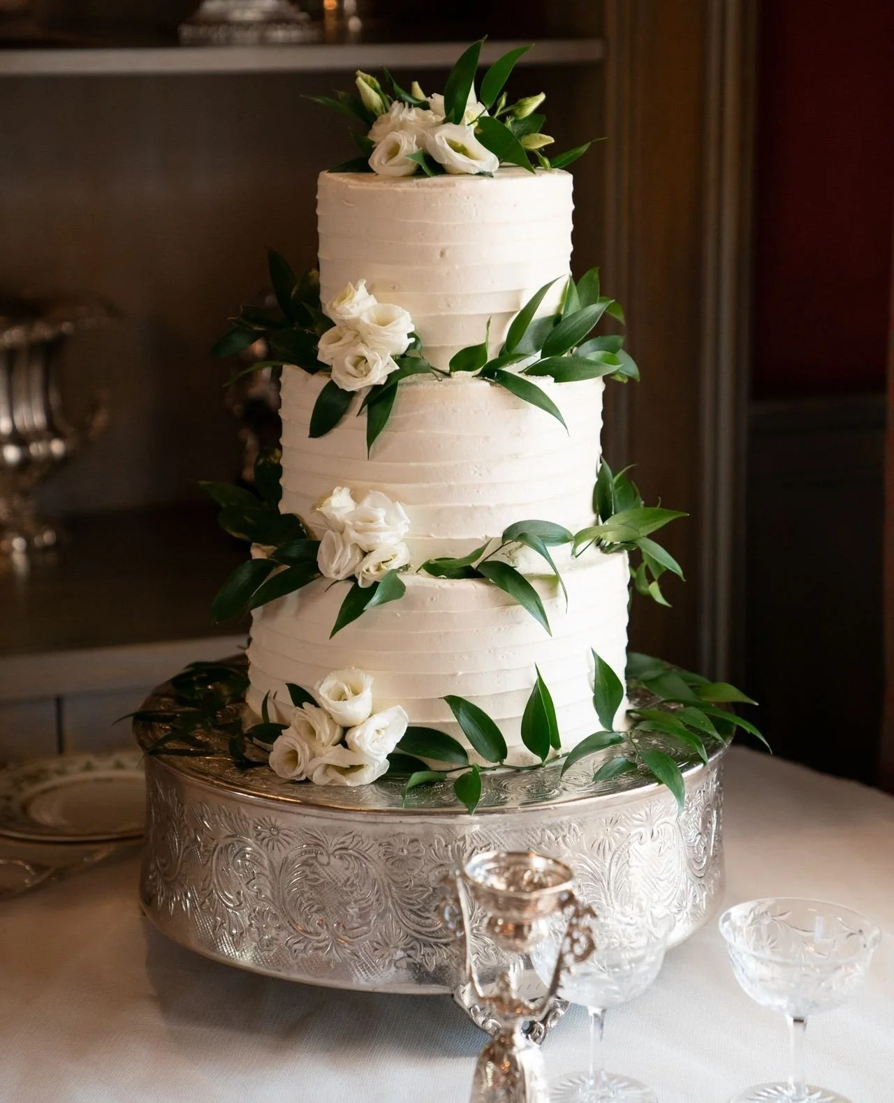 A cake worthy of Jane and Derek's intimate celebration. ⁠
⁠
Planner: @zeventcompany⁠
