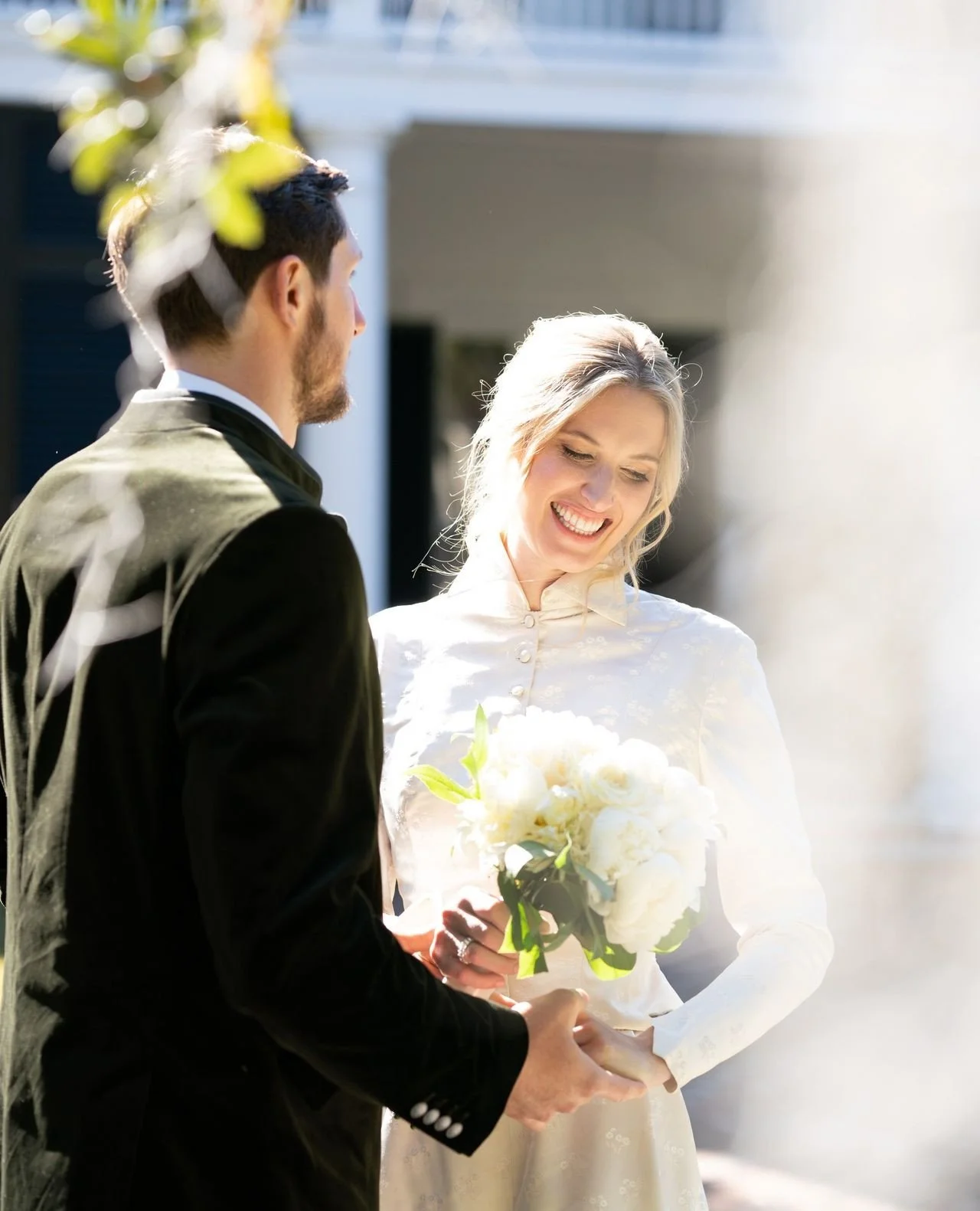 The best portraits don&rsquo;t interrupt the moment. No awkward poses&mdash;just comfort, connection, and a sense of ease.⁠
⁠
Planner: @zeventcompany⁠