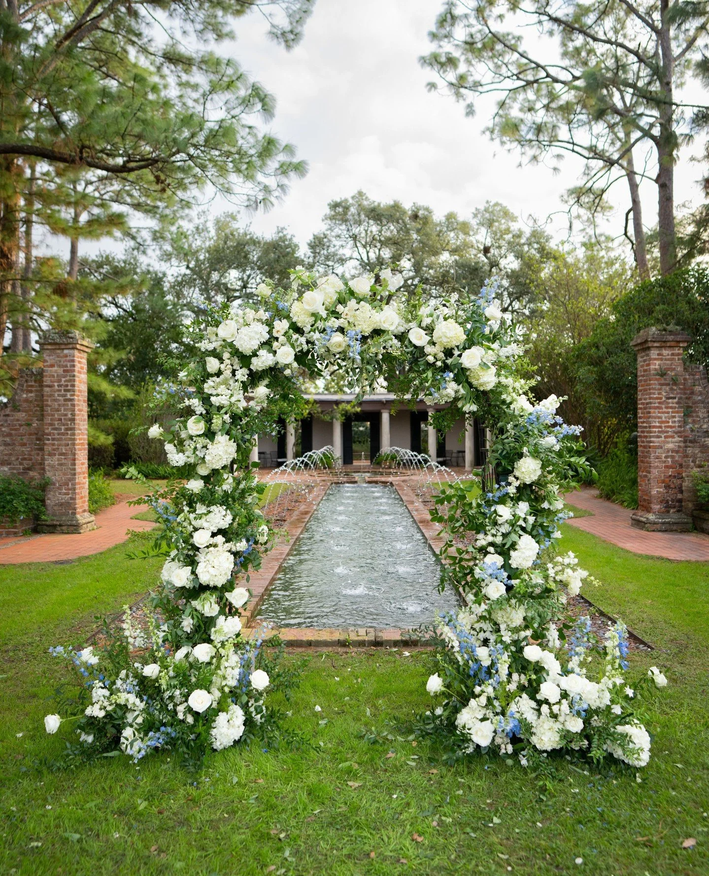 Pretty florals adding just the right touch to an already stunning outdoor setting.⁠
⁠
Planner: @an.gle_events⁠
Bride: @ledavenport⁠
Venue: @longuevuehg⁠
Florals: @leafnpetal